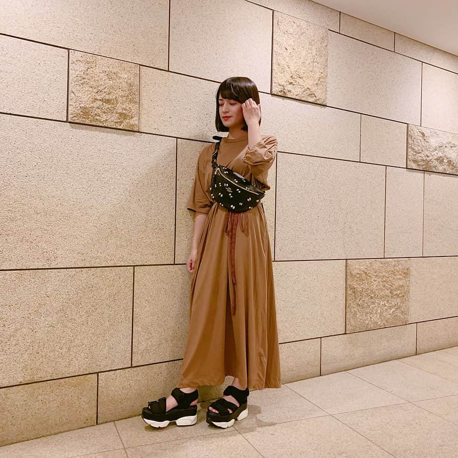 山出愛子のインスタグラム：「この前の私服🧝🏻‍♀️ このコーデ凄く好きだったのに上げるタイミングが今日になってしまった😅  ブラウンのワンピースは、サイドのリボンでウエストマークできるから ウエストマークすると寸胴に見えなくてスタイルよく見える？気がする？から好き💗  サンダルは盛り盛りで 愛子らしく笑  #150cm #150cmコーデ #おちびの輪 #ストロベリーサイズ #sサイズコーデ #sサイズ #snidel #ワンピース #サンダル #ブラウン」