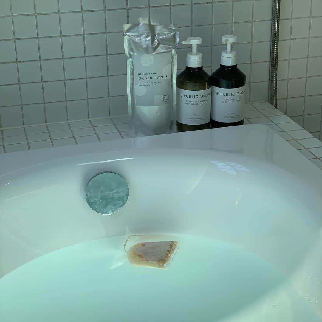 ecomfort（エコンフォート）さんのインスタグラム写真 - (ecomfort（エコンフォート）Instagram)「もうすぐお盆ですね。 帰省のお土産にジャパニーズスパはいかがですか？  ひのきの端材にひのきオイルを染み込ませた天然の入浴剤。簡単にひのき風呂が楽しめます。  2〜3回使え、その後は乾かしてトイレや靴箱の消臭や、植木の土に被せて虫除けや肥料としても使えます。 1袋600円で2つ入り。コスパもよく、喜ばれる商品、軽いのでたくさん買って帰省するのも◎です！  #ecomfort #エコンフォート #ecomfortHouse #サスティナブル #エコ #ナチュラル志向 #丁寧な暮らし #北欧 #表参道 #今日の買い物が未来を変える #神宮前5丁目 #リラックス #STYLEJAPAN #グリーンのある暮らし #ナチュラルな暮らし #心地よい暮らし #暮らしを楽しむ #帰省土産 #スタイルジャパン #手土産  #シンプルデザイン #木の道具を選ぶ暮らし #暮らし #暮らしを整える #japan #cooljapan #日本 #yukimita  #入浴剤」8月8日 18時45分 - ecomfort_eoct