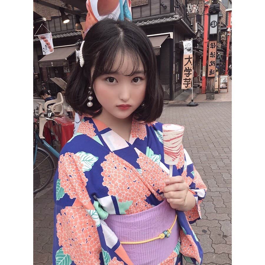 のインスタグラム：「👘 ひめが撮ってくれたやつ😛🌸 持っているのは17アイス🍨🤓 2枚目は風…  #얼스타그램 #셀스타그램 #일본사람 #일본인 #단발머리 #옷스타그램 #여친룩 #오오티디 #코디 #데이리룩 #浴衣 #浴衣女子 #浴衣コーデ #浅草」