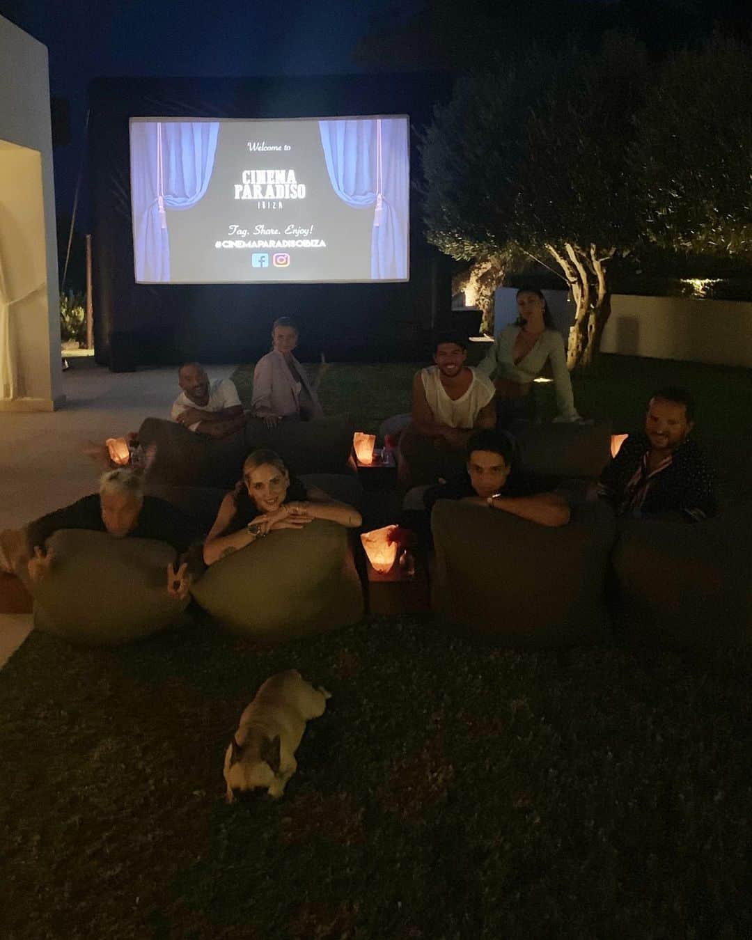 キアラ・フェラーニさんのインスタグラム写真 - (キアラ・フェラーニInstagram)「Last night we had an outdoor cinema night at our villa 🍿 Thank you @cavagroupltd for organizing the best surprises for us on this trip 🥰」8月8日 18時46分 - chiaraferragni