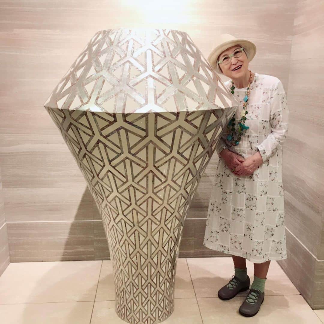 のインスタグラム：「これ壺？  Is this a pot?  #魔女の宅急便 #児童文学作家 #ワンピース好き #ワンピースコーデ #壺 #eikokadono #kikisdeliveryservice」
