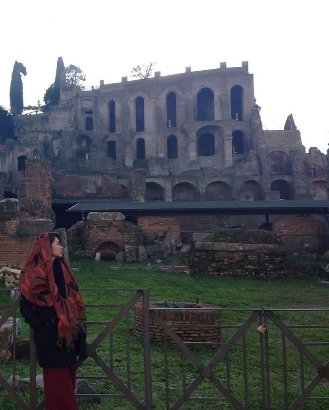 日下裕江さんのインスタグラム写真 - (日下裕江Instagram)「ITALY  コロッセオ フォロ・ロマーノの丘  この写真を見返すと テンション上がる 今まで行った国の中で 1番衝撃を受けた場所  ゾクゾクしたり ザワザワした♡  また行きたい✨  そんな国へ訪れたい❀.*･ﾟ  大好きな場所✩.*˚ #italy #italy🇮🇹 #Colosseum #Colosseo #イタリア #rome #ローマ #コロッセオ #旅 #世界遺産」8月8日 18時47分 - hiroe___h