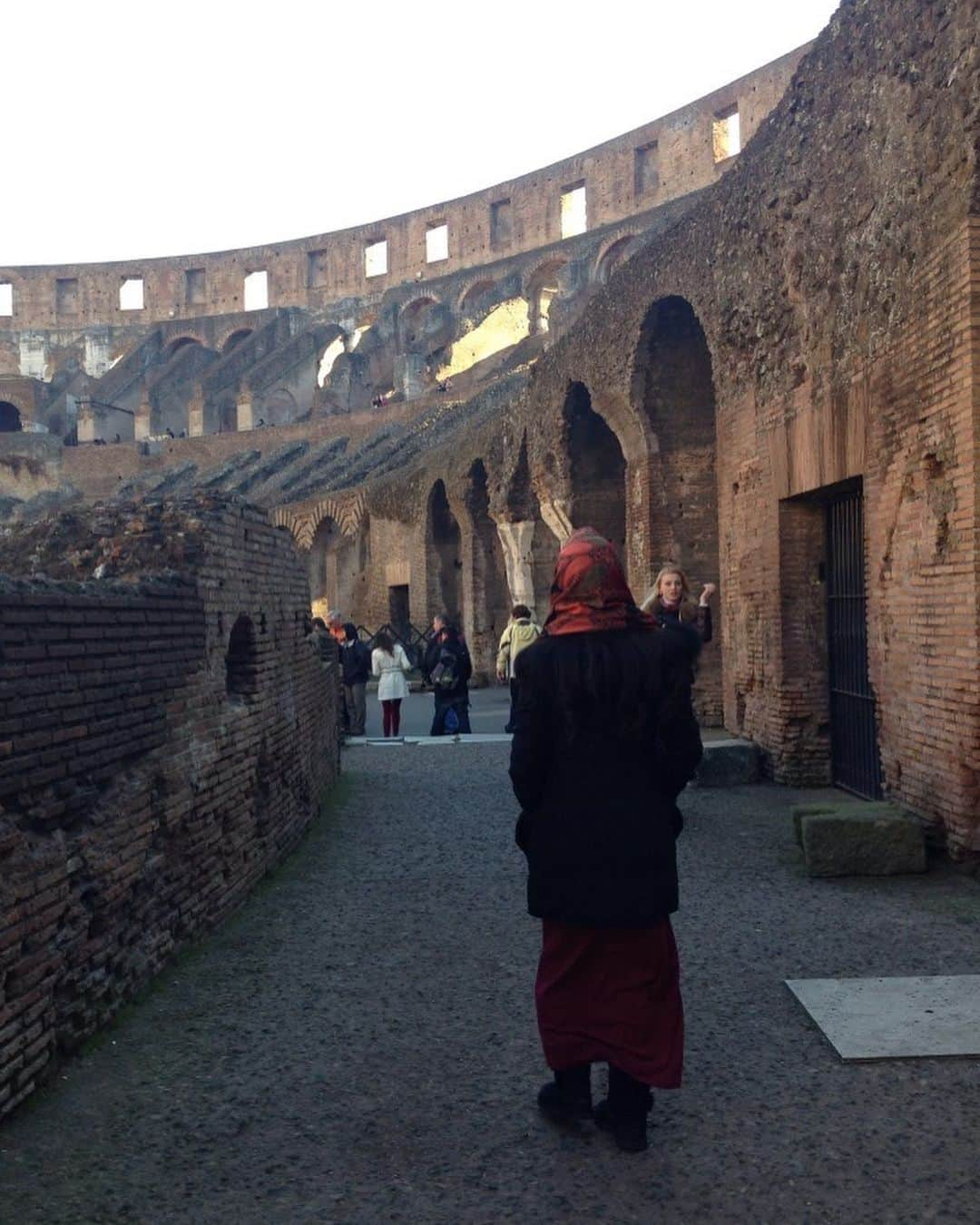 日下裕江さんのインスタグラム写真 - (日下裕江Instagram)「ITALY  コロッセオ フォロ・ロマーノの丘  この写真を見返すと テンション上がる 今まで行った国の中で 1番衝撃を受けた場所  ゾクゾクしたり ザワザワした♡  また行きたい✨  そんな国へ訪れたい❀.*･ﾟ  大好きな場所✩.*˚ #italy #italy🇮🇹 #Colosseum #Colosseo #イタリア #rome #ローマ #コロッセオ #旅 #世界遺産」8月8日 18時47分 - hiroe___h