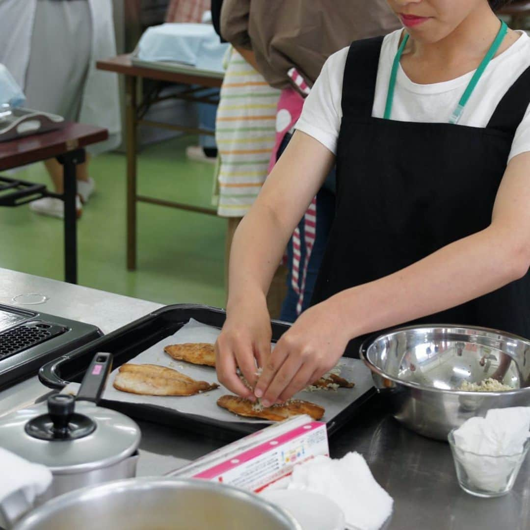 福岡女子短期大学さんのインスタグラム写真 - (福岡女子短期大学Instagram)「@健康栄養学科 こんにちは、福岡女子短期大学です。 今日は今年最後の「オープンキャンパス」でした。 . 健康栄養学科では、応用調理学実習体験『四季折々“夏”』と題し、調理＆試食体験を実施しました。 . 元シーホークホテル総料理長　山並先生による調理実習と調理技術のアドバイスということで 〇魚のハーブパン粉焼き 〇とうもろこしのクリームスープ　 これらのメニューを実際に調理実習室で調理体験しました。 . 現場で活躍するプロシェフから直接学べるということもあり参加事前申し込み以外にも当日参加者も多く、山並み先生の熱心な指導で、ワンランク上の調理技術を体験できたようです。 . 健康栄養学科に参加いただいた皆様、本日はありがとうございました。 . #福岡女子短期大学 #健康栄養学科 #福岡女子短期大学健康栄養学科 #オーキャン #オープンキャンパス #高校生 #高校1年生 #高校2年生 #高校3年生 #進路相談 #フランス料理 #フレンチ #調理実習 #福岡 #福岡県 #太宰府 #太宰府市 #調理体験 #体験実習 #栄養士 #栄養教諭 #フードスペシャリスト #健康管理士 #栄養学 #栄養士の卵 #栄養士さんと繋がりたい #ヘルシーメニュー #料理上手になりたい . ========[ 資料請求 ]======== ． 新しい福岡女子短期大学の資料請求（2020大学案内📕）を無料送付中です。本学ホームページ📲からお気軽に申し込みください🌟 . 西鉄福岡（天神）駅🚋北口改札前・地下鉄🚃天神駅に設置されている資料ボックスに本学も参画しております。『2020大学案内📕』につきましてはこちらでも配布しております🖌 . 子ども学科/健康栄養学科 音楽科/文化教養学科 ． 福岡女子短期大学 住所：‪‪‪‪福岡県太宰府市五条四丁目16番‬1号‬‬‬ tel：‪‪‪092-922-4034‬‬‬（代表） . =======================」8月8日 18時47分 - fukuoka_wjc