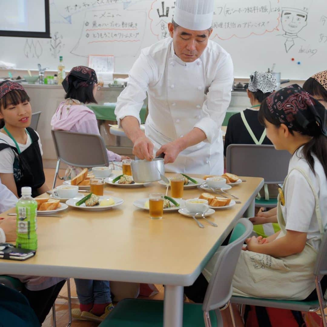 福岡女子短期大学さんのインスタグラム写真 - (福岡女子短期大学Instagram)「@健康栄養学科 こんにちは、福岡女子短期大学です。 今日は今年最後の「オープンキャンパス」でした。 . 健康栄養学科では、応用調理学実習体験『四季折々“夏”』と題し、調理＆試食体験を実施しました。 . 元シーホークホテル総料理長　山並先生による調理実習と調理技術のアドバイスということで 〇魚のハーブパン粉焼き 〇とうもろこしのクリームスープ　 これらのメニューを実際に調理実習室で調理体験しました。 . 現場で活躍するプロシェフから直接学べるということもあり参加事前申し込み以外にも当日参加者も多く、山並み先生の熱心な指導で、ワンランク上の調理技術を体験できたようです。 . 健康栄養学科に参加いただいた皆様、本日はありがとうございました。 . #福岡女子短期大学 #健康栄養学科 #福岡女子短期大学健康栄養学科 #オーキャン #オープンキャンパス #高校生 #高校1年生 #高校2年生 #高校3年生 #進路相談 #フランス料理 #フレンチ #調理実習 #福岡 #福岡県 #太宰府 #太宰府市 #調理体験 #体験実習 #栄養士 #栄養教諭 #フードスペシャリスト #健康管理士 #栄養学 #栄養士の卵 #栄養士さんと繋がりたい #ヘルシーメニュー #料理上手になりたい . ========[ 資料請求 ]======== ． 新しい福岡女子短期大学の資料請求（2020大学案内📕）を無料送付中です。本学ホームページ📲からお気軽に申し込みください🌟 . 西鉄福岡（天神）駅🚋北口改札前・地下鉄🚃天神駅に設置されている資料ボックスに本学も参画しております。『2020大学案内📕』につきましてはこちらでも配布しております🖌 . 子ども学科/健康栄養学科 音楽科/文化教養学科 ． 福岡女子短期大学 住所：‪‪‪‪福岡県太宰府市五条四丁目16番‬1号‬‬‬ tel：‪‪‪092-922-4034‬‬‬（代表） . =======================」8月8日 18時47分 - fukuoka_wjc