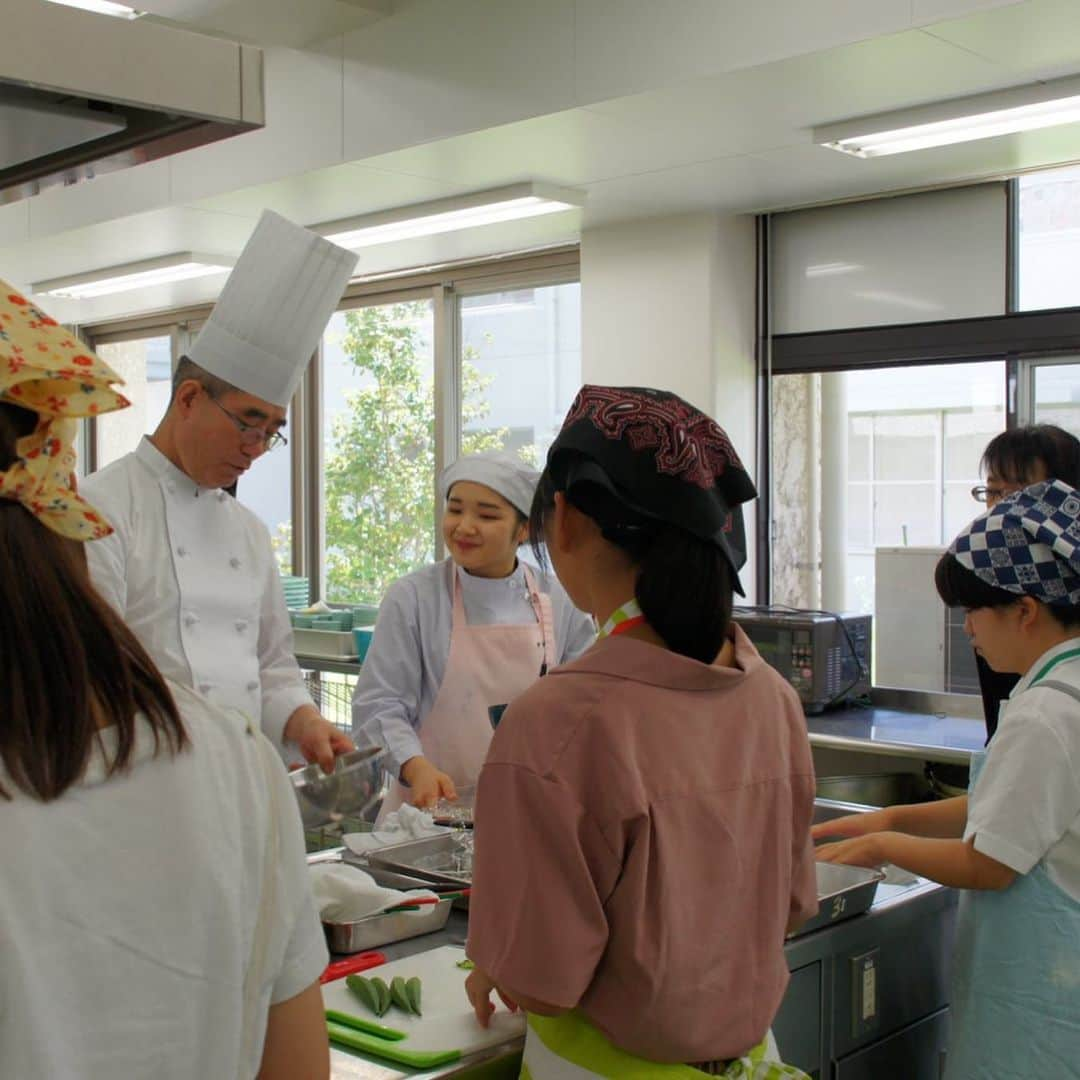 福岡女子短期大学さんのインスタグラム写真 - (福岡女子短期大学Instagram)「@健康栄養学科 こんにちは、福岡女子短期大学です。 今日は今年最後の「オープンキャンパス」でした。 . 健康栄養学科では、応用調理学実習体験『四季折々“夏”』と題し、調理＆試食体験を実施しました。 . 元シーホークホテル総料理長　山並先生による調理実習と調理技術のアドバイスということで 〇魚のハーブパン粉焼き 〇とうもろこしのクリームスープ　 これらのメニューを実際に調理実習室で調理体験しました。 . 現場で活躍するプロシェフから直接学べるということもあり参加事前申し込み以外にも当日参加者も多く、山並み先生の熱心な指導で、ワンランク上の調理技術を体験できたようです。 . 健康栄養学科に参加いただいた皆様、本日はありがとうございました。 . #福岡女子短期大学 #健康栄養学科 #福岡女子短期大学健康栄養学科 #オーキャン #オープンキャンパス #高校生 #高校1年生 #高校2年生 #高校3年生 #進路相談 #フランス料理 #フレンチ #調理実習 #福岡 #福岡県 #太宰府 #太宰府市 #調理体験 #体験実習 #栄養士 #栄養教諭 #フードスペシャリスト #健康管理士 #栄養学 #栄養士の卵 #栄養士さんと繋がりたい #ヘルシーメニュー #料理上手になりたい . ========[ 資料請求 ]======== ． 新しい福岡女子短期大学の資料請求（2020大学案内📕）を無料送付中です。本学ホームページ📲からお気軽に申し込みください🌟 . 西鉄福岡（天神）駅🚋北口改札前・地下鉄🚃天神駅に設置されている資料ボックスに本学も参画しております。『2020大学案内📕』につきましてはこちらでも配布しております🖌 . 子ども学科/健康栄養学科 音楽科/文化教養学科 ． 福岡女子短期大学 住所：‪‪‪‪福岡県太宰府市五条四丁目16番‬1号‬‬‬ tel：‪‪‪092-922-4034‬‬‬（代表） . =======================」8月8日 18時47分 - fukuoka_wjc