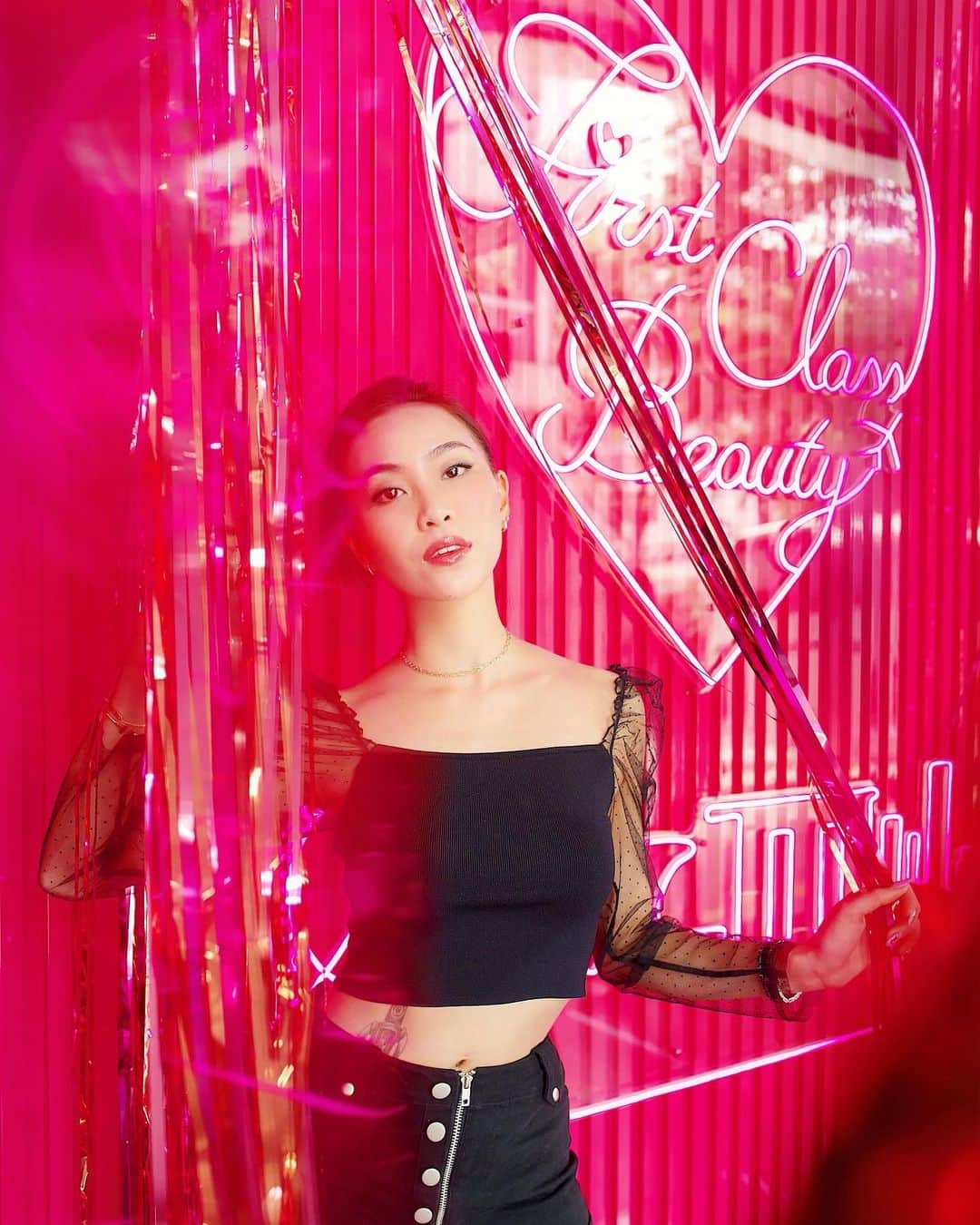 ソニアのインスタグラム：「Guys. I think I just found the ultimate beauty haven!! Dropped by the First Class Beauty event at T Galleria Singapore, and it is truly your one-stop beauty destination for everyone 🎀 . You don't need to be travelling to be able to shop here - we can swing by anytime to shop from over 40 international beauty, fragrance and skincare brands! Here's a bonus tip - you get to enjoy insane travel exclusives (that you'd usually only see at the airport when you're flying off) if you shop at T Galleria Singapore! ✈️ . For this whole month of August, visit First Class Beauty at T Galleria Singapore when you're in town, and dive into a unique beauty-inspired experience with exclusive beauty deals. Find out more in my stories soon! 🥰 . #FirstClassBeauty #TGalleriaSingapore #beauty #skincare #singapore @dfsofficial #ad PC: @nicolequek」