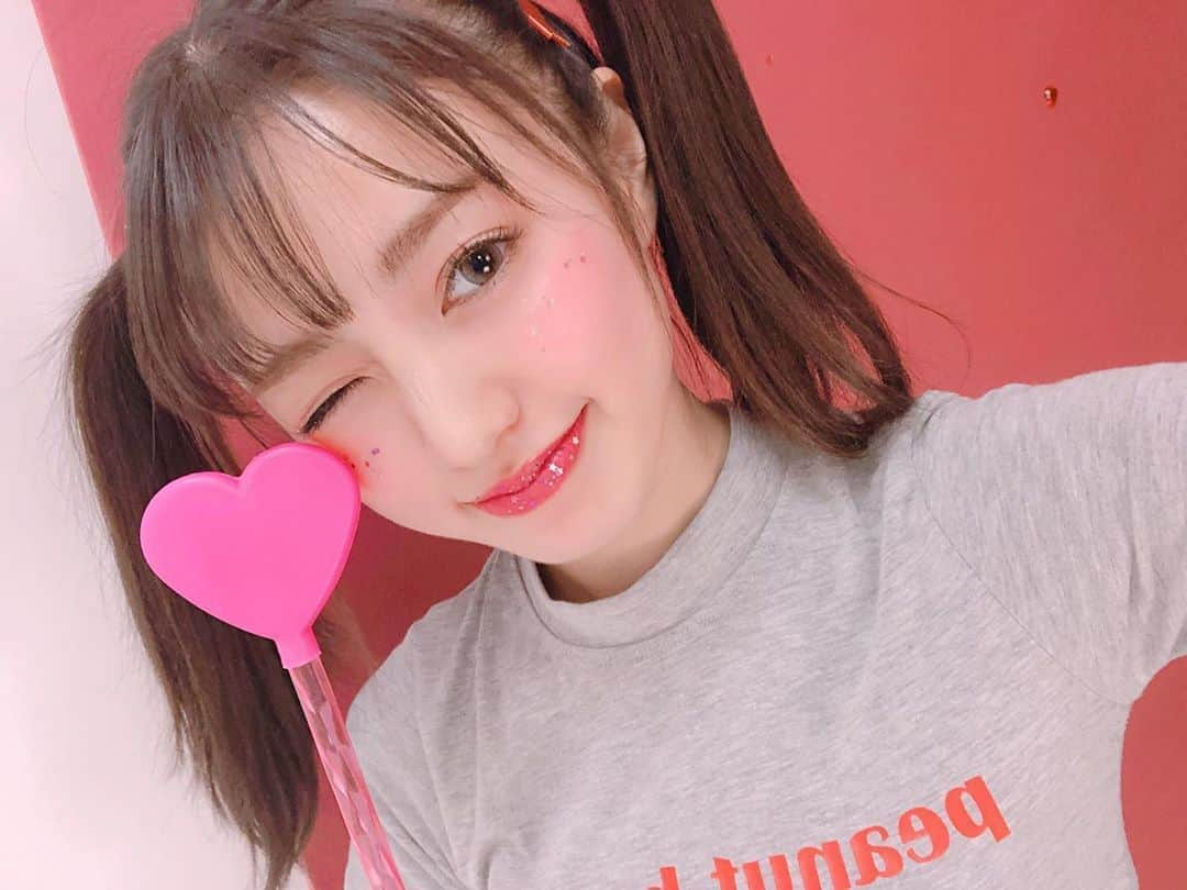 香音さんのインスタグラム写真 - (香音Instagram)「TikTok24時間いいね数バトル、香音のTikTokがアップされました〜〜🍒 . . TikTokを最初から最後まで1人で撮るのは初めてだったので、撮影にまさかの4時間かかりました！😂😂 . . 24時間のいいね数でバトルしているので、是非みんないいねしてくださいねえ🤤 . . 今回のTikTokでは、ショートムービーっぽくしたくてストーリーも構成も全部考えました！！🧚‍♀️ . . . ストーリーは、お勉強が大好きで内気なオシャレに興味がない女の子が、空から降ってきたpopteenとぷいんぷいんな妖精ちゃんの魔法🧚‍♀️によって、自信がもててオシャレに目覚めて可愛くなっていく… みたいな！テーマで動画を作りました🤫❤️ . . 色んな私になっているので、そこにも注目して見てくださいね〜😌❤️」8月8日 19時01分 - kanon420_official