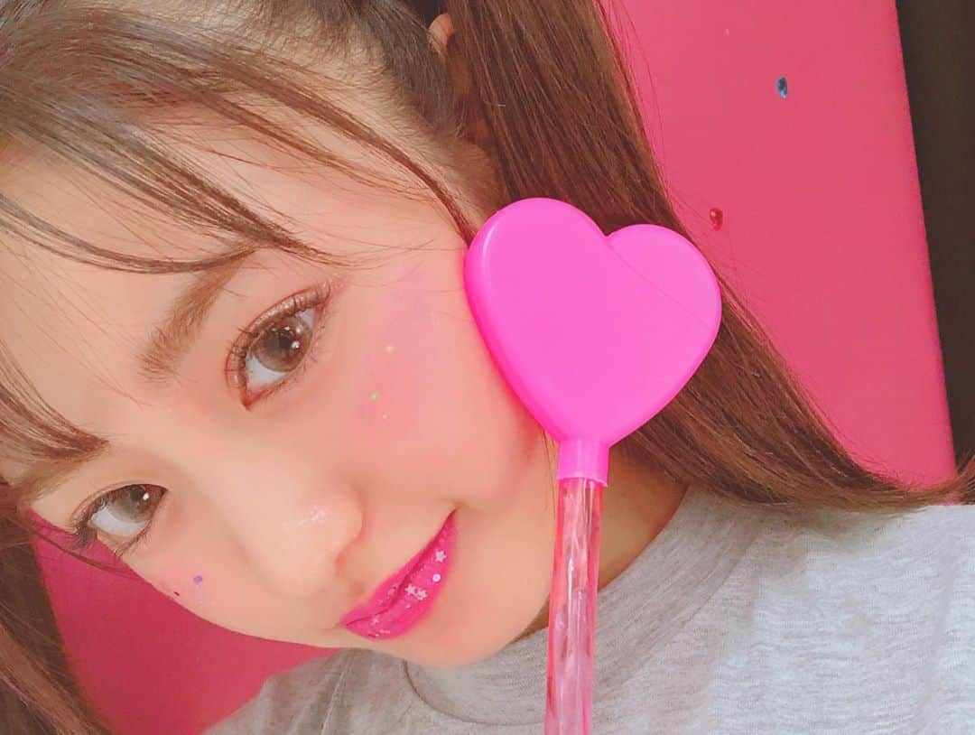 香音さんのインスタグラム写真 - (香音Instagram)「TikTok24時間いいね数バトル、香音のTikTokがアップされました〜〜🍒 . . TikTokを最初から最後まで1人で撮るのは初めてだったので、撮影にまさかの4時間かかりました！😂😂 . . 24時間のいいね数でバトルしているので、是非みんないいねしてくださいねえ🤤 . . 今回のTikTokでは、ショートムービーっぽくしたくてストーリーも構成も全部考えました！！🧚‍♀️ . . . ストーリーは、お勉強が大好きで内気なオシャレに興味がない女の子が、空から降ってきたpopteenとぷいんぷいんな妖精ちゃんの魔法🧚‍♀️によって、自信がもててオシャレに目覚めて可愛くなっていく… みたいな！テーマで動画を作りました🤫❤️ . . 色んな私になっているので、そこにも注目して見てくださいね〜😌❤️」8月8日 19時01分 - kanon420_official