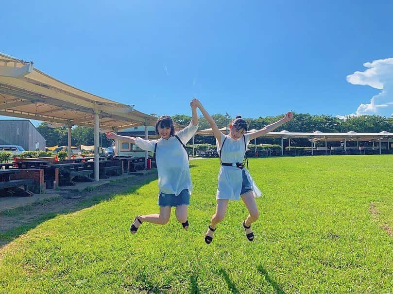 多田成美のインスタグラム：「1.2枚目は2日目のコーデ、3.4枚目は1日目のコーデ！リナとそっくりだった🤣  #黒坂莉那 #多田成美 #🥚 #揃えてないよ！」