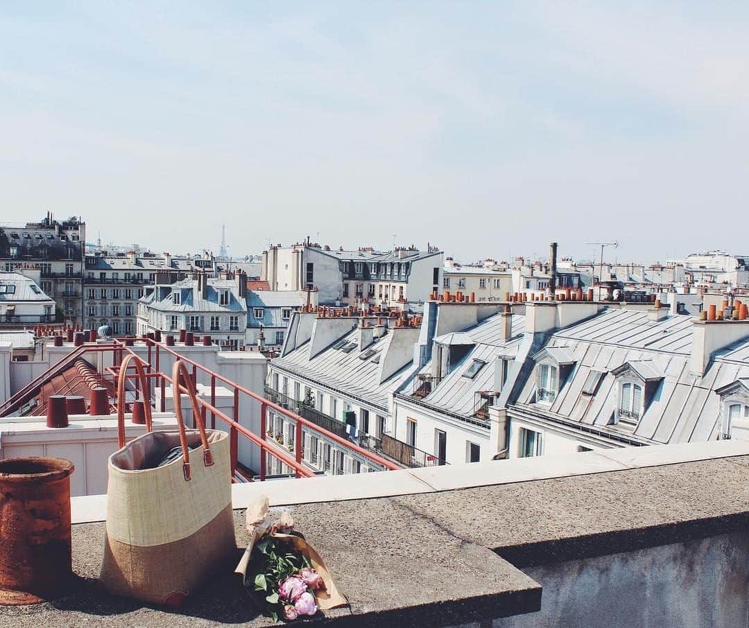 My Little Parisさんのインスタグラム写真 - (My Little ParisInstagram)「Pique-niquer sur les toits. 🇬🇧: Picnic on top of the world. ( © 📸 @sundaysinparis)」8月8日 19時02分 - mylittleparis