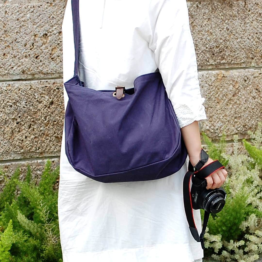 CLEDRAN_JAPANさんのインスタグラム写真 - (CLEDRAN_JAPANInstagram)「CLEDRANスタッフのお気に入り  SAC BIG SHOULDER ビッグサイズのショルダーバッグ。9号帆布にパラフィン加工を施した、ワーク感漂うバッグです。 . スタッフの間でも所持率の高いこのアイテム。 . WEB担当のO曰く「荷物が多い私は、軽くてたくさん入る鞄がとにかく好き。ショルダーテープの幅が広く、短めなので身長の低い私でも持ちやすいです。ドサドサ荷物を入れられる気軽さがありながら、きちんと内ポケットも備わっているのでお財布や携帯、パスケース等の小物が分けて入れられるところもお気に入りのポイントです。」とのこと。 . 予定がない時は行き先を決めずにカメラを持って出掛ける彼女。 . このバッグにカメラとレンズ、本や水筒等を入れて気の向くまま撮影ポイントを探してふらりと街へ繰り出します。 . --------------------------- ＼豊富な写真で詳しくチェック！／ CLEDRAN online store @cledran_japan　プロフィールページ URL>LADIES>ONLINESTORE . ＼来て見て触って確かめられる／ CLEDRAN shop list 大阪本店 @cledran_osaka 東京店 @cledran_tokyo 名古屋ラシック店 @cledran_lachic . *各実店舗、オンラインストアで在庫状況は異なります。 気になる商品はお店に足を運ぶ前に電話で確認するのがオススメ。 商品によってはお取り寄せやお取り置きも承っています。 -------------------------- . #cledran#クレドラン#Cledran_japan#日本製#madeinjapan#shoulderbag#bag #ショルダーバッグ#かばん#ニュースペーパーバッグ#newspaperbag#帆布#cotton#旅#カジュアル#casual#カメラ#一眼レフ#travel#ユニセックス#unisex#camera#スタッフ愛用品#cledranスタッフ愛用品」8月8日 18時53分 - cledran_japan