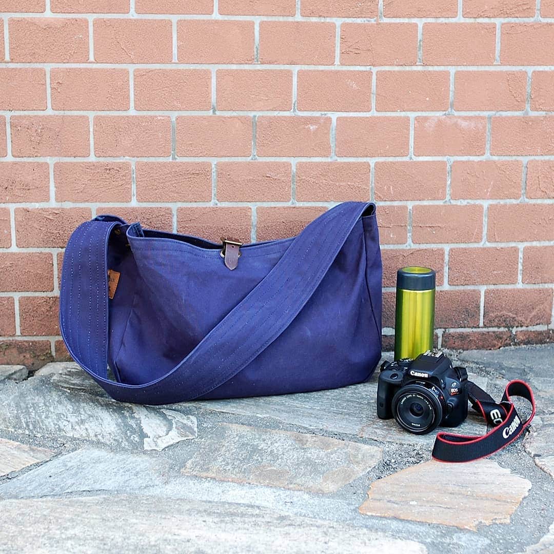 CLEDRAN_JAPANさんのインスタグラム写真 - (CLEDRAN_JAPANInstagram)「CLEDRANスタッフのお気に入り  SAC BIG SHOULDER ビッグサイズのショルダーバッグ。9号帆布にパラフィン加工を施した、ワーク感漂うバッグです。 . スタッフの間でも所持率の高いこのアイテム。 . WEB担当のO曰く「荷物が多い私は、軽くてたくさん入る鞄がとにかく好き。ショルダーテープの幅が広く、短めなので身長の低い私でも持ちやすいです。ドサドサ荷物を入れられる気軽さがありながら、きちんと内ポケットも備わっているのでお財布や携帯、パスケース等の小物が分けて入れられるところもお気に入りのポイントです。」とのこと。 . 予定がない時は行き先を決めずにカメラを持って出掛ける彼女。 . このバッグにカメラとレンズ、本や水筒等を入れて気の向くまま撮影ポイントを探してふらりと街へ繰り出します。 . --------------------------- ＼豊富な写真で詳しくチェック！／ CLEDRAN online store @cledran_japan　プロフィールページ URL>LADIES>ONLINESTORE . ＼来て見て触って確かめられる／ CLEDRAN shop list 大阪本店 @cledran_osaka 東京店 @cledran_tokyo 名古屋ラシック店 @cledran_lachic . *各実店舗、オンラインストアで在庫状況は異なります。 気になる商品はお店に足を運ぶ前に電話で確認するのがオススメ。 商品によってはお取り寄せやお取り置きも承っています。 -------------------------- . #cledran#クレドラン#Cledran_japan#日本製#madeinjapan#shoulderbag#bag #ショルダーバッグ#かばん#ニュースペーパーバッグ#newspaperbag#帆布#cotton#旅#カジュアル#casual#カメラ#一眼レフ#travel#ユニセックス#unisex#camera#スタッフ愛用品#cledranスタッフ愛用品」8月8日 18時53分 - cledran_japan