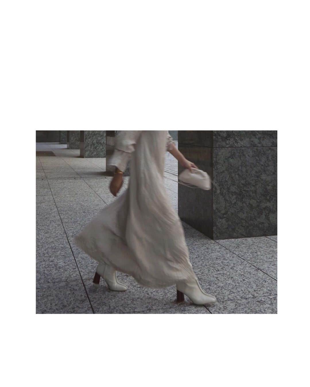 JUNNAのインスタグラム：「@etretokyo  本日お昼12時からHPにて冬の予約会を開催しています。 この暑さにも関わらず、既に沢山のオーダーをいただき ありがとうございます😊 今回は再販の難しいアイテムをラインナップしました！ 是非この機会に人気アイテムを手にして下さい😌 ・ ・ - 開催期間 - 8/8(木) 12:00 - 8/14(水)23:59 dress/ #ワッシャーサテンルーズワンピース  8/8発売 outer/ #ステンカラーコクーンコート  8/8発売 boots/#センターシームショートブーツ  3色展開9月発売 bag/ #hermès #bottegaveneta #ボッテガヴェネタ necklace/ #oldceline  #only #etretokyo #junna👠 #2019ETREaw #156cm」