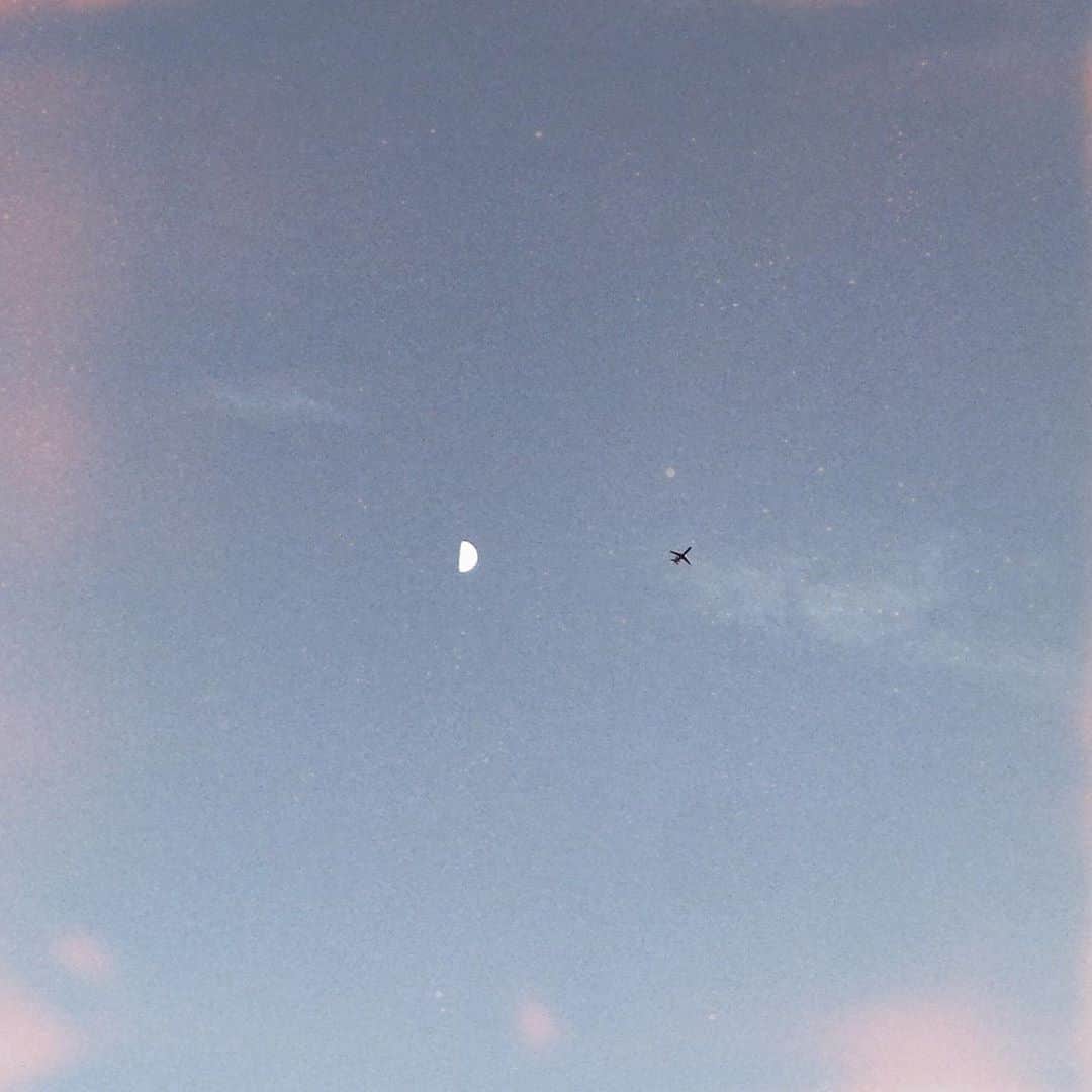 のインスタグラム：「PM6:54の空🌙✈︎ #halfmoon#august」