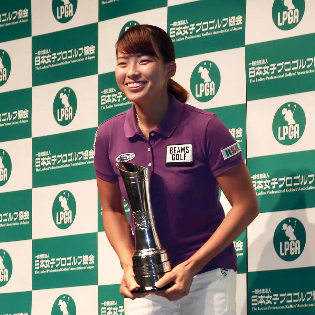 The Japan Timesさんのインスタグラム写真 - (The Japan TimesInstagram)「Hinako Shibuno made a heroic return home Tuesday evening after becoming a household name by winning the Women’s British Open on Sunday. What was awaiting the country’s newest golf star upon her arrival at Haneda airport was a large flock of fans, reporters and TV cameras. A total number of more than 140 reporters from 54 different media outlets came. “I was overwhelmed because it was more than I thought it would be,” the 20-year-old, who became the second Japanese to capture an overseas major title and the first since Hisako Higuchi won the 1977 LPGA Championship, said of the huge welcome at a news conference at the airport. Nicknamed the “Smiling Cinderella,” Shibuno continued with a joke: “Right after I arrived in Britain, I wanted to go back to Japan. So I’m happy to be back.” (Kaz Nagatsuka photos) . . . . . . #Japan #Tokyo #golf #sports #Haneda #日本東京 #ゴルフ #スポーツ #羽田 #🏌🏻‍♀️」8月8日 18時56分 - thejapantimes