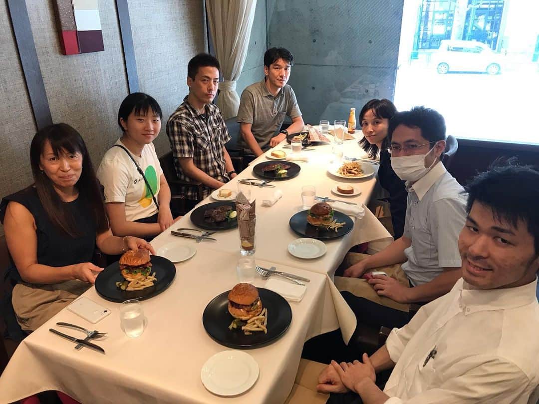 ベンチャーリパブリックのインスタグラム：「【8月交流ランチ③】 ＊ 管理部によってランダムに組まれたメンバー＆海外インターン生との交流ランチです！ ＊ 予算1500円内で食べても、自分でプラスして豪華にするのも自由。普段は話す機会の少ないスタッフとも交流できる貴重な会です♪  #nishiazabu #lunch #nishiazabu #traveljp #venturerepublic #linetraveljp #intern #ランチ #西麻布 #ベンチャーリパブリック #予算は1人1500円」