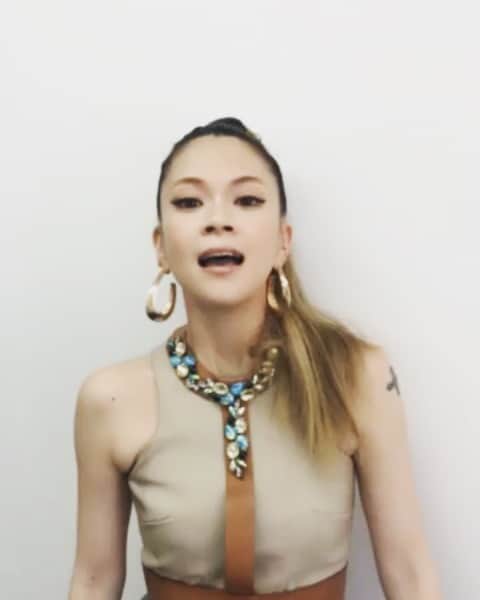 小柳ゆきのインスタグラム：「ライオン・キング超実写版の試写会に行ってきました！ 圧倒的な映像の美しさと迫力に、アフリカの太陽や温度を感じたような気がしましたよ〜🌅 . 子供シンバの表情や仕草もとてもリアルでめちゃくちゃ可愛かった〜 そして吹き替え担当の熊谷俊輝くんの歌にたまげました！！！ . 次は字幕版も観てみたいなぁ🦁🐗🦡 . . . #ライオンキング #これぞキングオブエンタメ #circleoflife ＃歌っちゃいました」