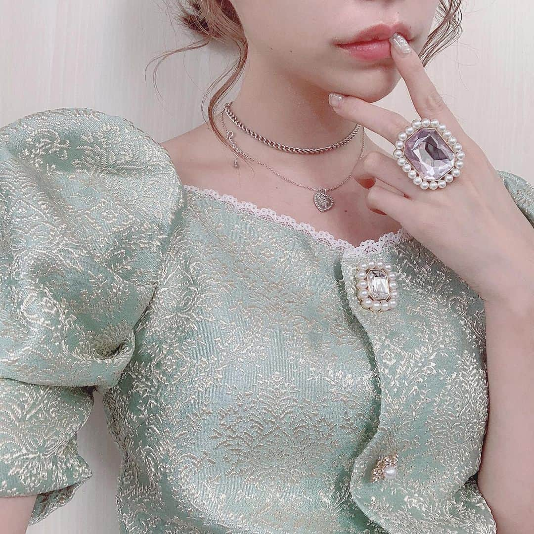 林田沙綾さんのインスタグラム写真 - (林田沙綾Instagram)「♡ 明日はついに @swankiss_official  新作発売日...💋 このトップスもとことんパフ感をこだわりました！ 実は春からずっとやりたかったのですが 絶妙なボリュームをつくるのに苦戦して やっとできたprincessパフ！😭💕 そして、宝石のようなボタンと貴族のような生地感でお姫様の気分になれる 幸せなブラウス...♡ ちらっと見えてるリングはサンプルが上がってきたのですが みんな欲しいかな？？🥀 ： #Swankiss#新作#princess#リング」8月8日 19時07分 - saaya.xoxo