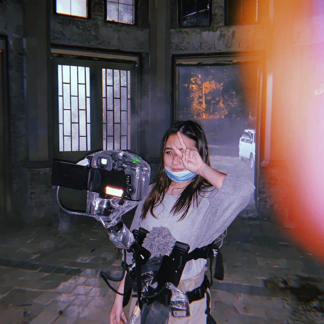 Prilly Latuconsinaさんのインスタグラム写真 - (Prilly LatuconsinaInstagram)「Di DANUR 3 Selain jadi pemain aku juga jadi cameraman. Jadi kalo gambar di film DANUR 3 bagus, itu aku yaaa! 😝bayaran double kan? #eh @awisuryadi @manojpunjabimd  #DANUR3 #SUNYARURI #DANURMovie #DANURUniverse」8月8日 19時19分 - prillylatuconsina96