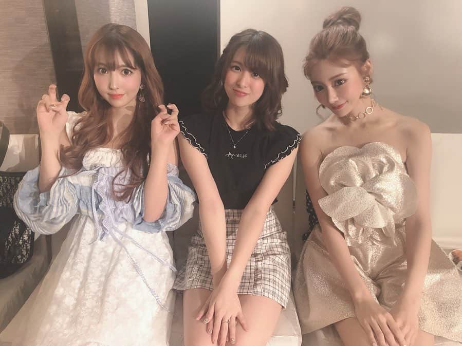 のインスタグラム：「・ ・ ・ 明日花キララさんと 三上悠亜さん…🥺💕💕💕 ・ 最終日の立食パーティの時に撮っていただきました！ ・ 絶対疲れてるはずなのに 笑顔で対応して下さって ほんとに感動した…😭！ ・ 素敵な夏の思い出になりました🥺 ・ ありがとうございました😳 ・ #av女優 #二宮ひかり  #にのひー  #アタッカーズ #アタッカーズ専属 #tre  #台湾  #明日花キララ  #三上悠亜  #神  #ほんとにありがとうございます」
