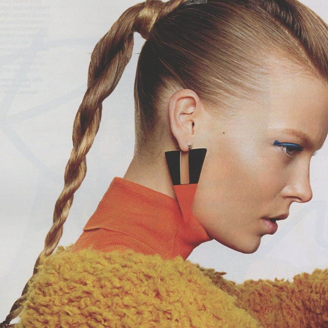 のインスタグラム：「TBT… A 2015 issue of Cosmopolitan magazine showcasing one of our favourite classic styles. #ThrowbackThursday #Cosmopolitan #MadeinEngland」