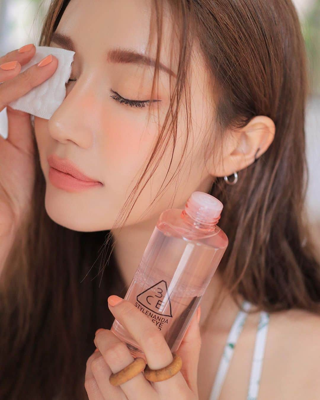 3CE Official Instagramさんのインスタグラム写真 - (3CE Official InstagramInstagram)「3CE LIP&EYE REMOVER 오일과 워터의 최적화된 배합으로 촉촉함은 남기고 메이크업은 산뜻하게 리무빙💗 #3CE #3CELIPANDEYEREMOVER」8月8日 19時15分 - 3ce_official