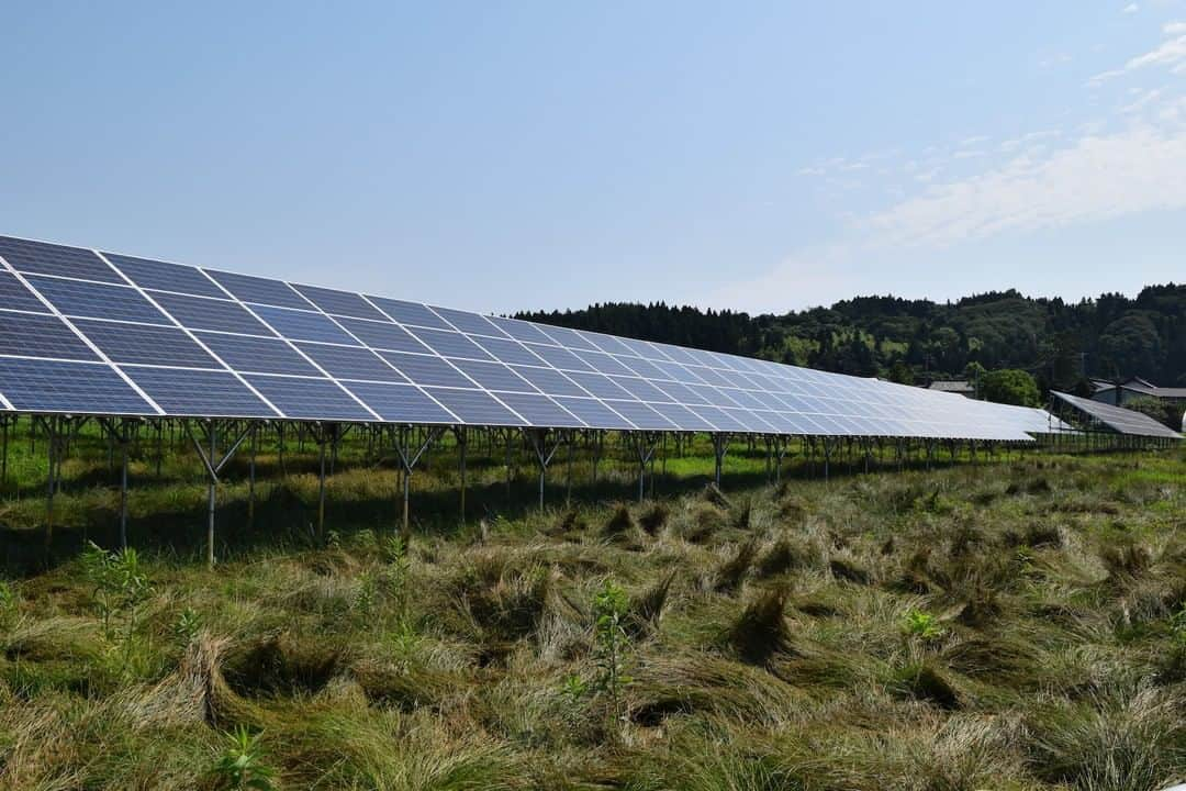 ゴウダ株式会社のインスタグラム：「自家消費型太陽光発電で経営力を強化！中小企業経営強化税制とは？ . みなさん、太陽光発電の100%即時償却が可能となる「中小企業経営強化税制」をご存知ですか？ . 中小企業経営強化税制とは、中小企業等経営強化法の認定を受けた事業者が、生産性などの向上を目的とした設備を新規導入する際の費用に対して使える税制優遇です。 . こちらの優遇制度は、複数の条件を満たしたうえで「経営力向上計画」の認定を受ければ、太陽光発電設備も対象になります。 . 具体的には、太陽光発電設備を導入した場合に、「100%即時償却」または「税額控除10%(資本金3,000万円超1億円以下の法人は7%)」を受けられるというもので、固定価格買取制度を使わない“自家消費型”が対象となります。 . 現在発表されているところでは、2021年3月31日までに設置された太陽光発電設備が対象となっています。 . 中小企業経営強化税制の優遇措置を受けるためには、各事業分野の担当省庁からの認定や、経済産業局による確認書、工業会証明書などが必要となり、工事や各種手続きを含めると1年近くかかってしまうケースもありますので、申し込み期限を過ぎてしまった…といったことにならないよう、お早めの検討をおすすめいたします。 . #ゴウダ #goda#太陽光 #リフォーム #リフォーム工事 #リノベーション #家 #マイホーム #暮らし #太陽光発電 #太陽光パネル #蓄電池 #電力 #電力事業 #ゴウダ電力 #中小企業経営強化税制 #固定価格買取制度 #自家消費 #光熱費 #買取り #売電 #売電 #税制優遇 #経営力 #経営力」