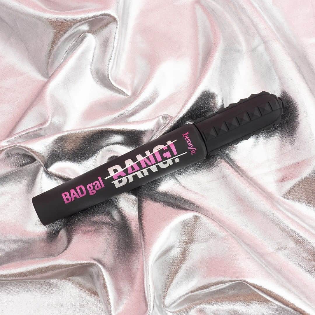 Benefit Cosmetics UKさんのインスタグラム写真 - (Benefit Cosmetics UKInstagram)「Say hello to bigger & BADDER lashes!  Leave a ⚡️ if #BADgalBANG is your ride or die mascara! #benefit #outofthisworld #beauty #makeup #mascara . . . 📷 Image Description: Original BAdgal BANG! on a silver fabric background」8月8日 19時16分 - benefitcosmeticsuk