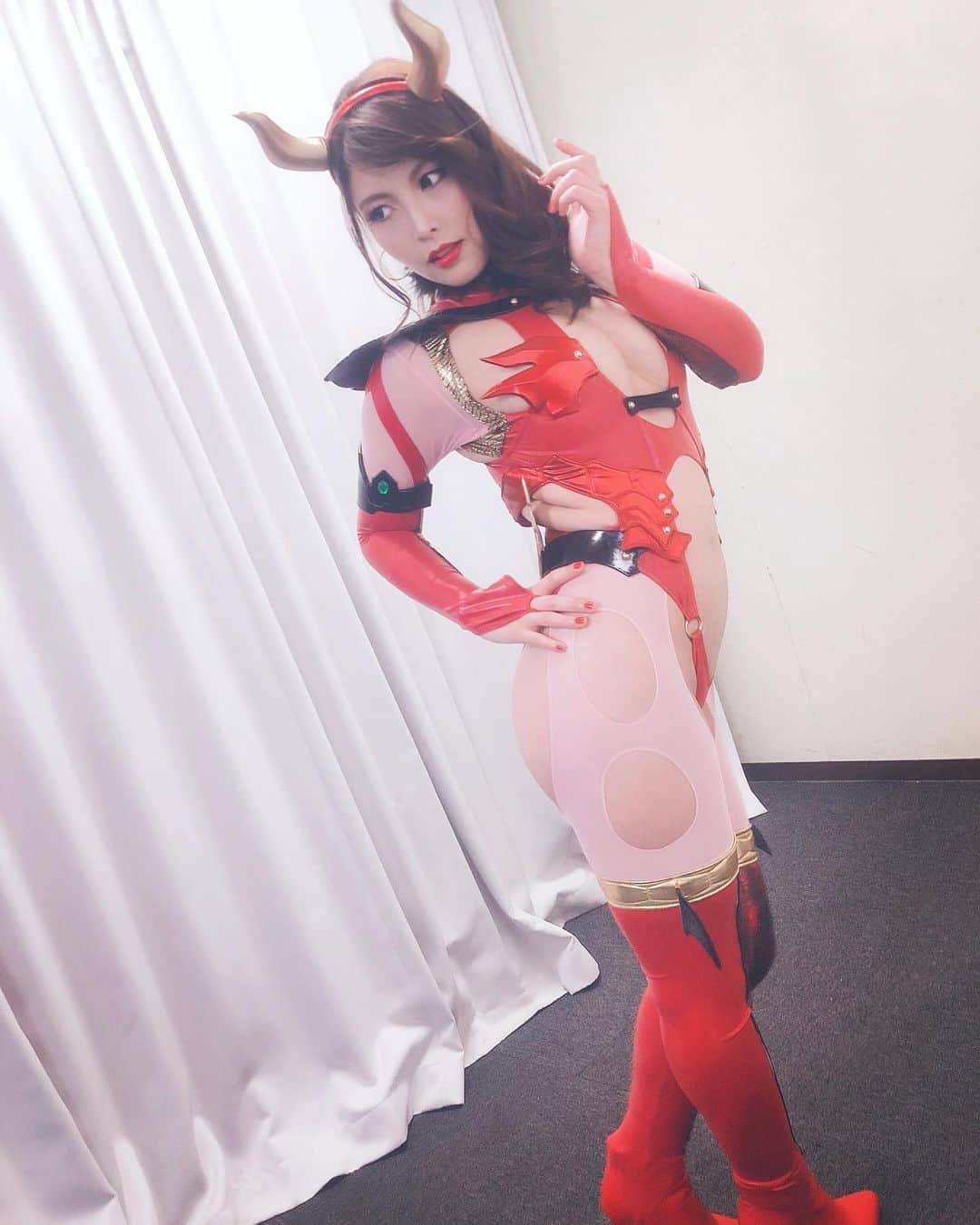 新村あかりのインスタグラム：「8月7日❤︎ GIGAさんで撮影してきました！ 「女幹部 ヴァーミリア」  #giga #新村あかり #コスプレ #av女優」
