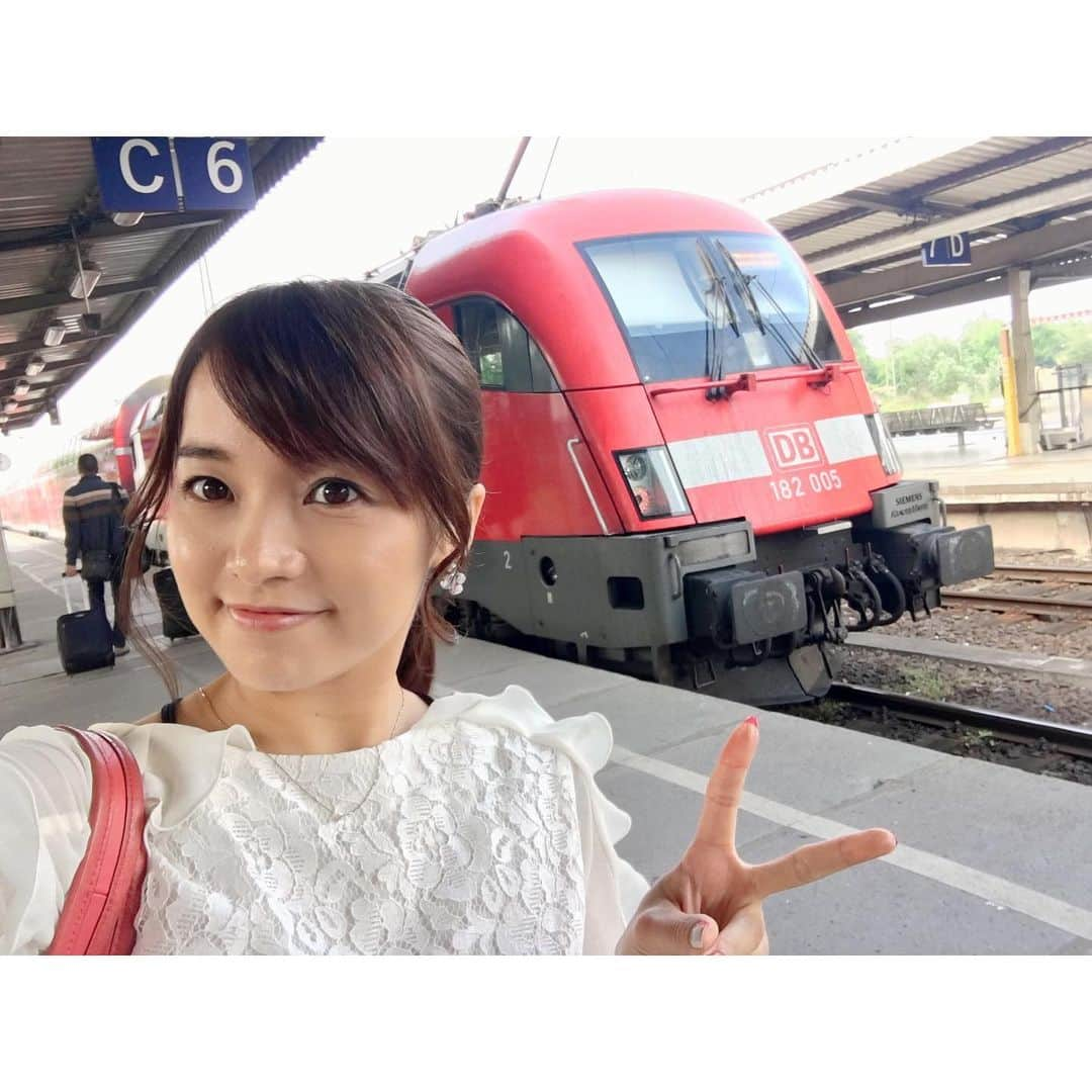 久野知美のインスタグラム：「2016.5.29.撮影🚃💨 . . 快速列車で マグデブルク(Magdeburg)駅へ！！🙌🏻 ついついピースする癖 なんとかしたいww . 発駅 #ベルリン中央駅 #BerlinHauptbahnhof 乗換駅 #マグデブルク駅 #Magdeburg #ドイツ #Germany #ヨーロッパの美しい村30選 #ユーレイル #Eurail #ヨーロッパ #Europa #鉄旅  #鉄道 #女子鉄 #鉄道員 #ぽっぽや鉄 #railways #railfans #railfans_of_instagram #kawaii #kawaiirailways タイムラグありありだけれどご容赦を☻  #女子鉄アナウンサー #久野知美 #ホリプロ #アナウンサー衣装 ———————————————————————— ★ただいま発売中！★ 2冊目の鉄道本 「‪ #女子鉄アナウンサー久野知美のかわいい鉄道」‬ (山と渓谷社) . https://www.amazon.co.jp/dp/4635821226/ref=cm_sw_r_tw_awdo_c_x_RVIECbDXT576K Amazonはコチラ🌸  海外での鉄活ショットも掲載♡(*´꒳`*) レビュー、ご感想お待ちしています🙌🏻🚃✨ 1冊目の著書 #鉄道とファン大研究読本(カンゼン)もよろしくね😍 _______________________________________________________」