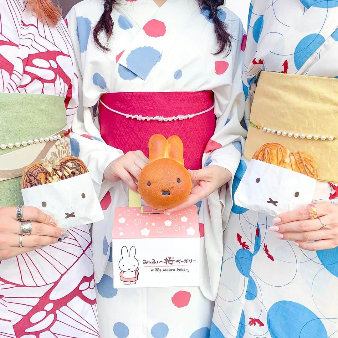 Kanaさんのインスタグラム写真 - (KanaInstagram)「ㅤ ㅤ 嵐山にある みっふぃー桜べーかりーで売ってる パンたち ( ･×･ ) 🍞🌸💓 ㅤ ㅤ ㅤㅤㅤㅤ 左から ㅤㅤㅤㅤ みっふぃーのパルミエ( チョコレート ) みっふぃーあんぱん みっふぃーのパルミエ( キャラメル ) ㅤ ㅤ 商品名までゆるかわ。。。 ㅤㅤ 可愛いしおいしいし 他にも食べたいのたくさんあったし また行きたいな〜〜🥺💕💕 ㅤ ㅤ ㅤ ㅤ ㅤㅤ ㅤㅤ #kana__cafe #kana___travel  ㅤㅤㅤㅤ #みっふぃー桜きっちん #みっふぃー桜べーかりー #ミッフィー #カフェ #京都 #嵐山 #イクスカフェ #梨花和服 #浴衣 #京都浴衣レンタル #浴衣レンタル #京都カフェ #嵐山カフェ #パン屋 #あんぱん #パルミエ #カフェ巡り #嵐山商店街 #miffysakurakitchen #miffysakurabakery #miffy #cafe #kyotocafe #arashiyamacafe #kyotoarashiyama #yukata」8月8日 19時26分 - kalnnas2