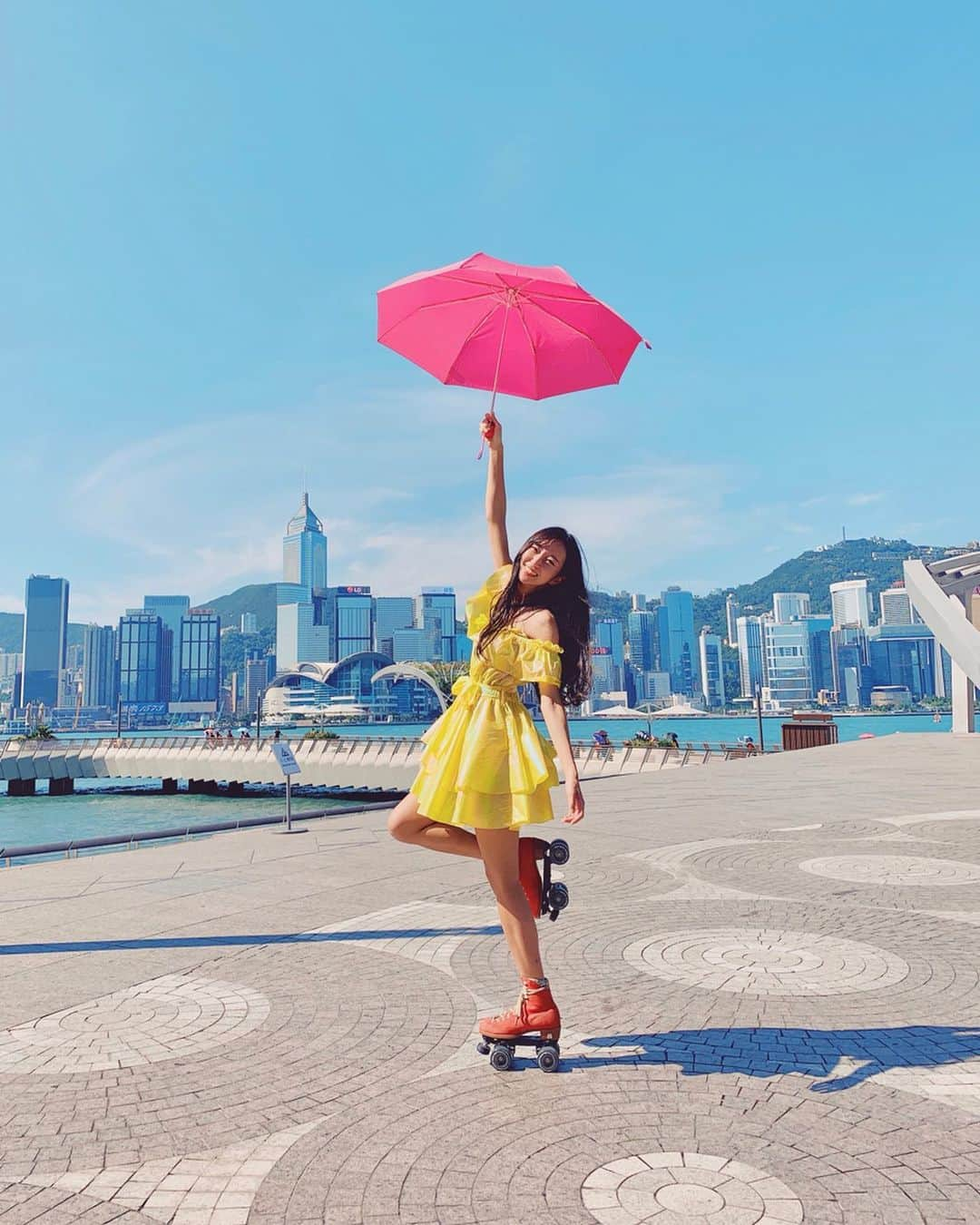 コ・ヒョジュさんのインスタグラム写真 - (コ・ヒョジュInstagram)「☂️Behind The Scenes of an Upcoming Video☂️ Hi lovely everyone❣️ It's been a long time! I had a really fun shoot in Hong Kong last week!🥰 This is a behind-the-scenes cut I took during the shoot!☂️👗⛸ I am going to upload a video soon, so please look forward to it!💕 - 여러분 오랜만이예요! 저는 지난주 홍콩에서 너무너무 재밌는 촬영을 하고 왔답니다🥰 사진은 촬영 중에 찍은 비하인드 컷 이예요☂️👗⛸ 간신히 태풍을 피해 야외 촬영을 하루 할 수 있었어요💦 멋지게 편집해서 조만간 올릴 예정이니 기대해주세요!💕 . 📸 @jpak_dosa . . . #rollerskates #rollergirl #rollerskating #롤러스케이트 #롤러 #hyojoo #lifestyle」8月8日 19時26分 - hyo_joo