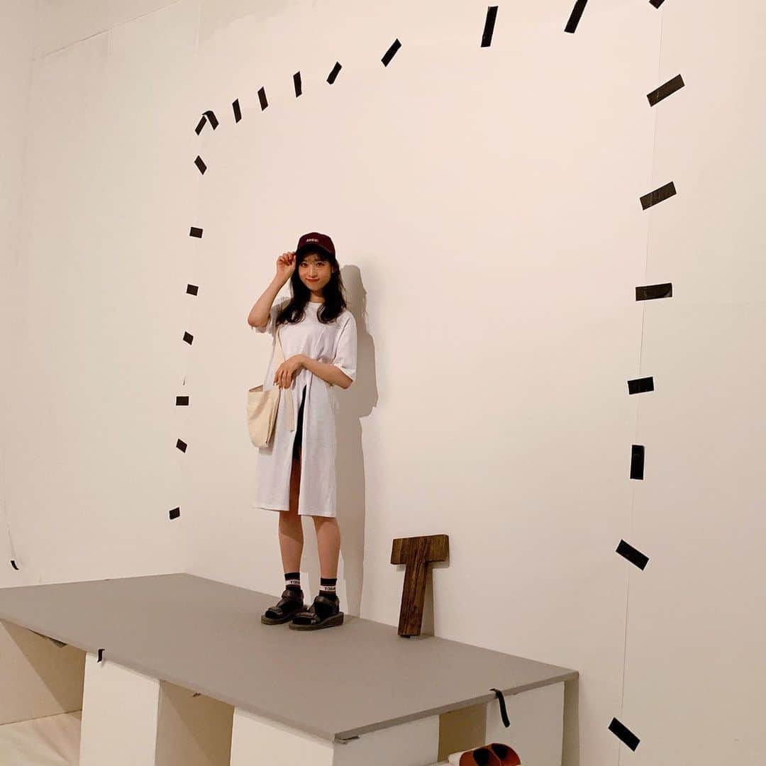 のインスタグラム：「JJnetにはAKB48の小栗有以さんが初登場🖤﻿ ﻿ 「GUのスポサンコーデ」﻿ 「落ちない夏メーク」﻿ の記事、要チェックです！﻿ ﻿ ファッション撮影では、コロコロと変わる表情やポージングにスタッフからの「可愛い！」の声が🥰﻿ ﻿ ビューティの撮影では、普段の愛用コスメについて詳しく丁寧に教えてもらっています💛﻿ ﻿ ぜひご覧ください！﻿ ﻿ #JJmag﻿ #JJnet﻿ #AKB48﻿ #小栗有以」