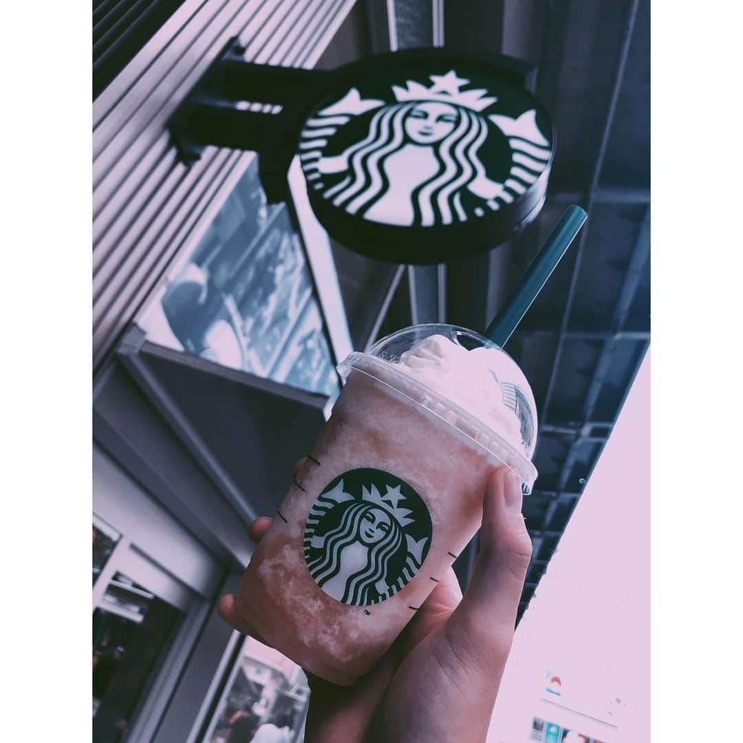岡田鷹斗のインスタグラム：「Starbucks New drink ピーチ オンザ ピーチ🍑 ・ ・ ・ 毎年この季節に飲みたくなるんだよね☆ ・ ・ ・  #Starbucks #ピーチオンザピーチ #🍑 #cafe #NEVAGIVEUP #ネバギブ #新作 #new #岡田鷹斗」