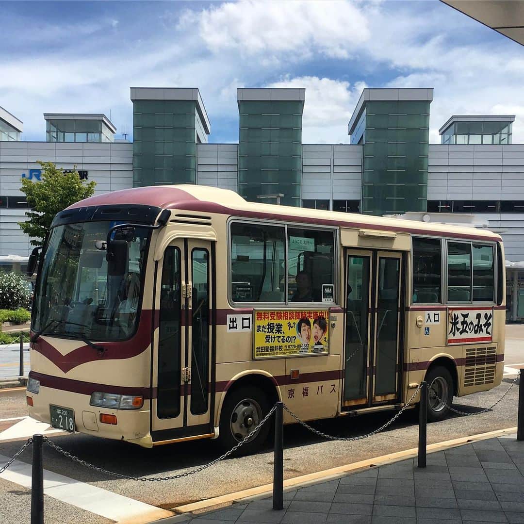 能町みね子さんのインスタグラム写真 - (能町みね子Instagram)「京福バス、色合いも激渋だしずんぐりむっくりしてて超かわいくないですか。「米五のみそ」もよく似合う」8月8日 19時36分 - nmcmnc