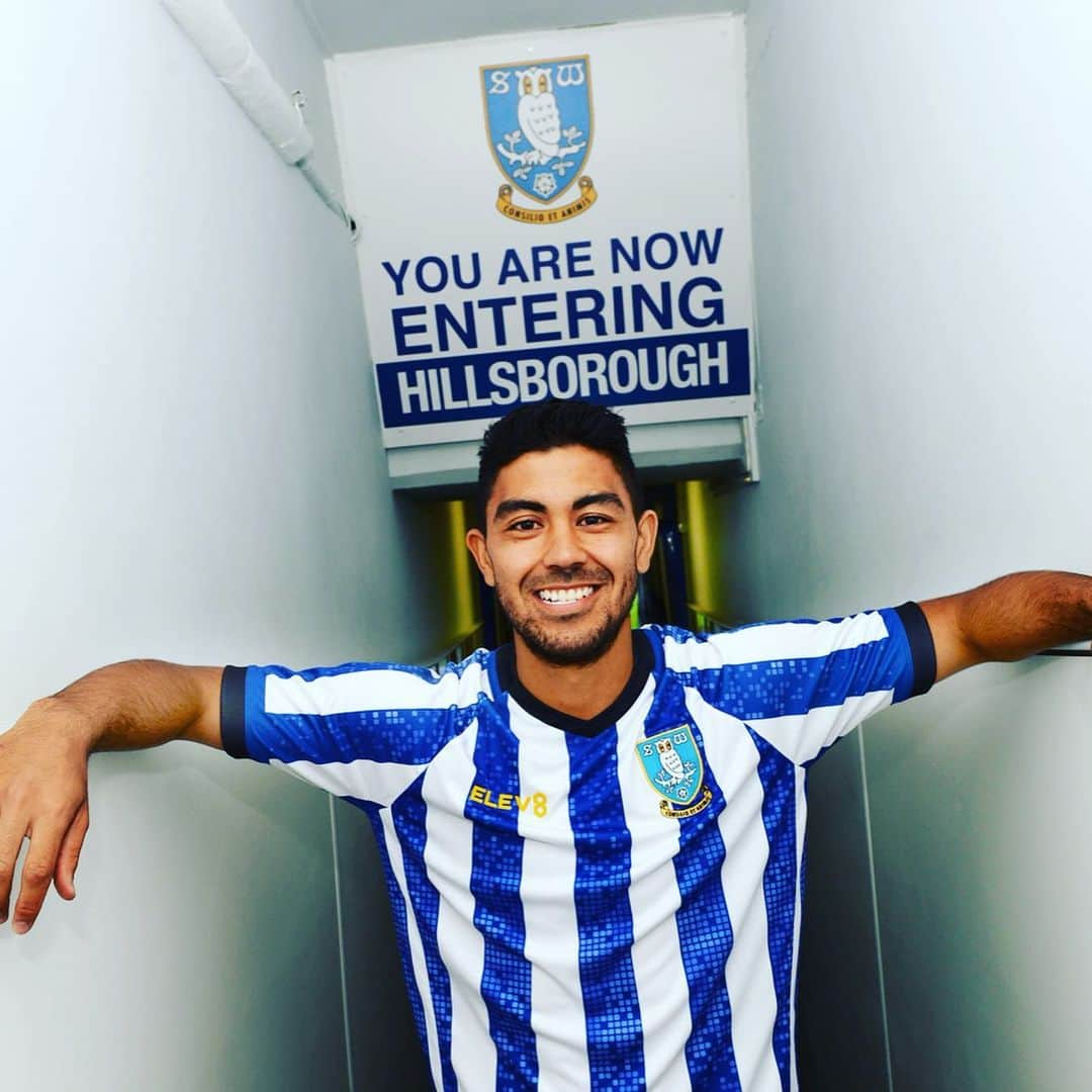 マッシモ・ルオンゴさんのインスタグラム写真 - (マッシモ・ルオンゴInstagram)「I am delighted to be here at @swfcofficial and cant wait to get started.  So excited about this new chapter 🦉🔵⚪️🔵⚪️」8月8日 19時32分 - massluongo