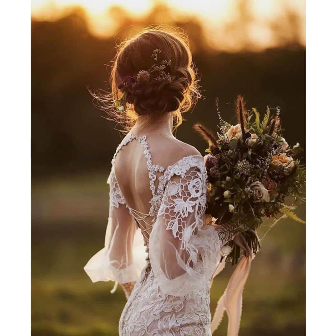 ウェディングソムリエ編集部のインスタグラム：「． スタッフの @haru_jadore です🕊 @weddingphotoinspiration さんのフォトをリポスト。 ． ． ． ． 花嫁をドラマティックに魅せるサンセット。 ． ． ドレスやブーケを引き立てる光が、暖かさを感じられるのは自然光ならでは。 ． ． 心惹かれる後ろ姿が美しく、気品漂うポージングは、どんなシーンにも参考になりますね。 ． ． ． ． .:*:.,.:*:.,.:*:.,.:*:.,.:*:.,.:*:.,.:*:.,.:*:.,.:*:.,.:*:.,.:*:.,.:* . サイトは[ウェディングソムリエ ]で検索 🔎http://www.jadorewedding.com プロフィール欄の🔗Linkからもとべます。  ウェディングソムリエは、 人生でその時しかできない 特別な体験を提供するメディアです♡ *:.,.:*:.,.:*:.,.:*:.,.:*:.,.:*:.,.:*:.,.:*:.,.:*:.,.:*:.,.:*:.,.:*:.,.:*: #卒花  #ウェディングソムリエ #花嫁 #プレ花嫁  #卒花嫁レポ #全国のプレ花嫁と繋がりたい #ウェディングソムリエアンバサダー  #ウェディングドレス#花嫁diy #結婚式 #結婚式準備#ウェディング#ウェディングドレス#ウェディングヘア #ウェディングフォト #前撮り#後撮り」
