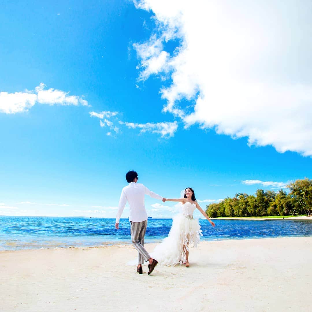 マリアナ政府観光局さんのインスタグラム写真 - (マリアナ政府観光局Instagram)「青い空と青い海での #ビーチフォト はとてもロマンチックで、まるでふたりきりの世界にいるかのよう💖 . 日本人または日本語を話すスタッフがいる #サイパン の現地サロンなら、とことんこだわったウェディングが叶うだけでなく、あらゆる面で安心です🤗 . . . #ビーチ #海外挙式 #ロケーションフォト #フォトウェディング #ウェディングフォト #リゾ婚 #プレ花嫁 #テニアン #ロタ #マリアナ #ワタベウェディング #hmウエディングサイパン #リゾートウェディング #オリジナルウェディング #おしゃれ花嫁 #オーダーメイドウェディング #少人数結婚式 #saipan #tinian #rota #resortwedding #northernmarianaislands #watabewedding #hmweddingsaipan #beautifulwedding #originalwedding #smallwedding #ピクルスとマリアナ行きたい2019」8月8日 19時34分 - mymarianas_mva