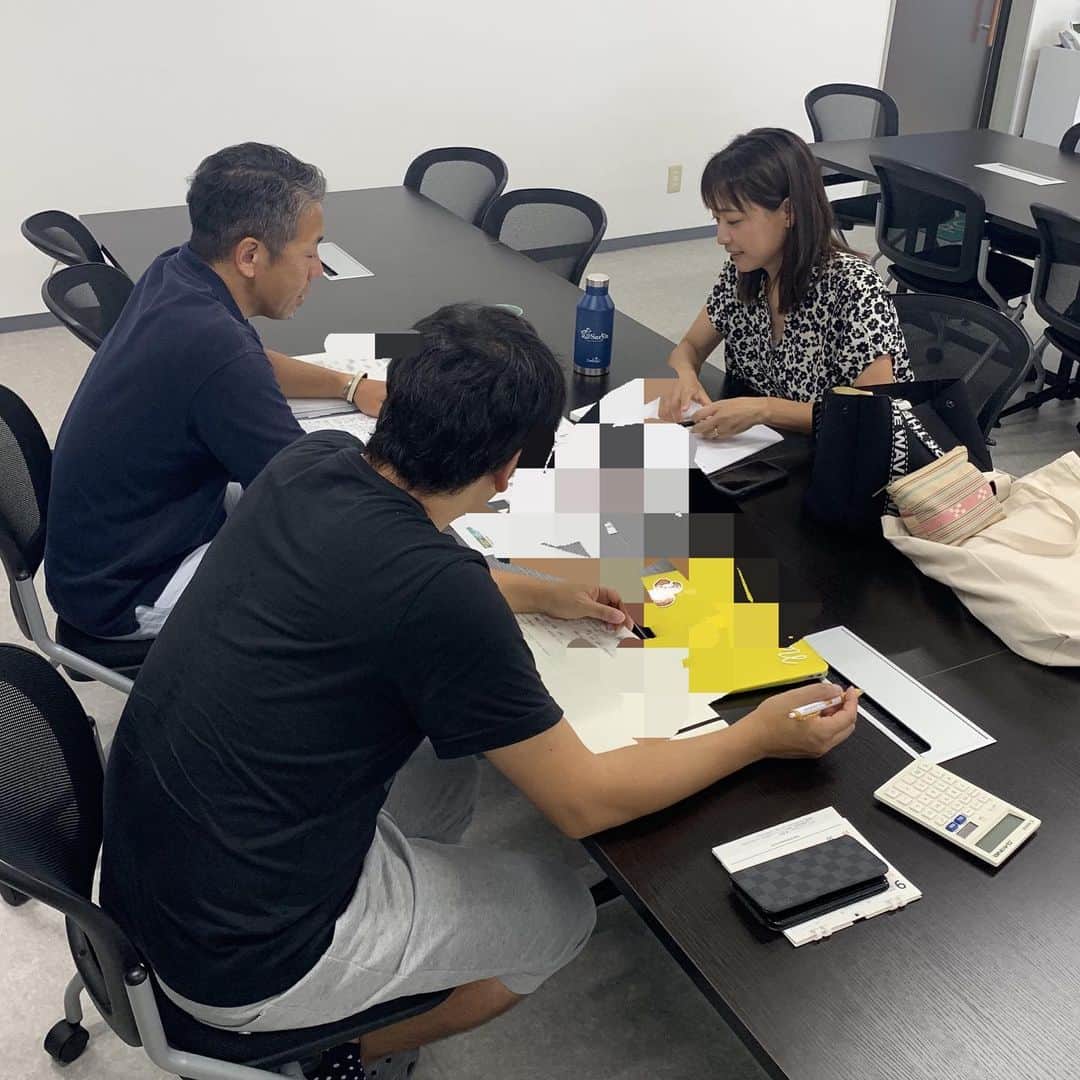 彼方茜香さんのインスタグラム写真 - (彼方茜香Instagram)「打ち合わせ♥ 真面目な打ち合わせ。 と、笑いの堪えない打ち合わせ。 いつもアットホームに迎えて下さる #ocstyle の皆さん♪♪♪ #sarynボトル 続々と氷溶けない！ と高評価いただいてて嬉しいです♪ 購入時に「せりーんお願いします」って書いて下さいね♪ オリジナルステッカーも付いてきます！ 尚、こちらのコメントやメッセージで入れますれた！って来ても対応仕切れません(泣) #sarynアイテム #まだ増えそうです #責任重大」8月8日 19時45分 - serikaochikata