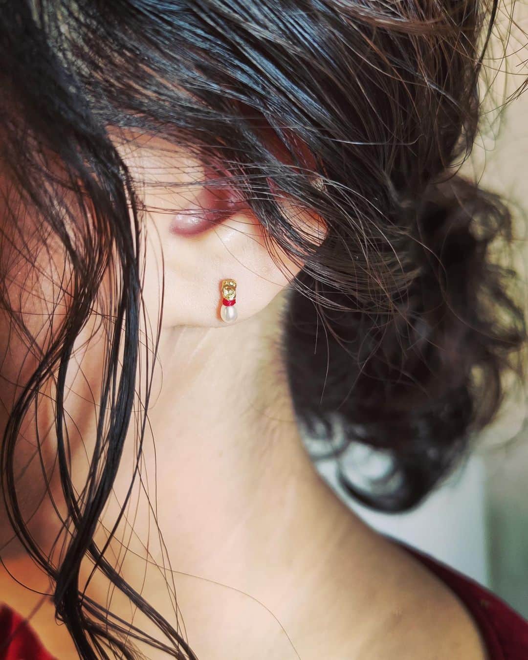 のインスタグラム：「水の雫を耳元に🐳﻿ su earrings ﻿ ﻿ ﻿ ﻿ ﻿ #muskajewelry #jewelry #earrings #water #design #水 #ピアス」