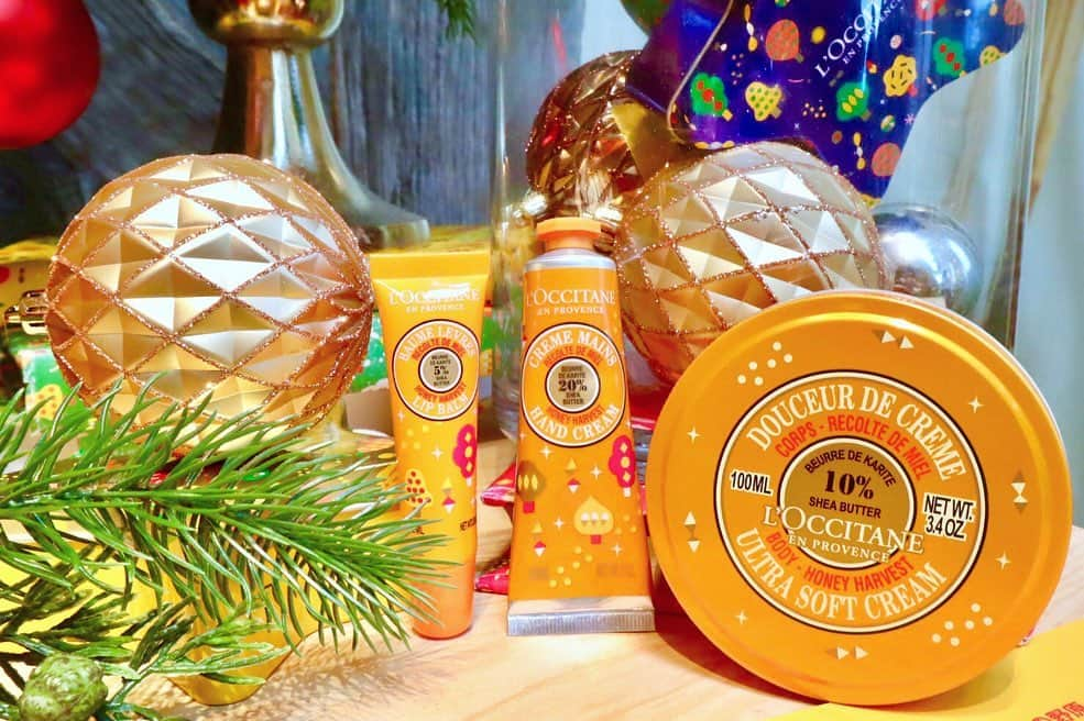 L'OCCITANE en Provenceさんのインスタグラム写真 - (L'OCCITANE en ProvenceInstagram)「＼発表会速報🎉／とびきりワクワク🎁 ホリデーシリーズが本日お披露目！今年の注目商品は？﻿ ﻿ アドベントカレンダーを始め、﻿ この季節だけの香りやパッケージが﻿ 続々と登場するホリデーシーズン🎄﻿ ﻿ 今年のテーマは…﻿ 「パパノエルの緑と香りあふれる世界」✨﻿ ﻿ パパノエルとは、フランスの子供達が﻿ 親しみを込めて呼ぶ、サンタさんの愛称🎅﻿ ﻿ 世界中を飛び回るパパノエルは﻿ 愛する自然がいつまでも残りますようにと﻿ 願いを込めて、お庭をつくることにしました。﻿ ﻿ それが、愛、やさしさ、希望の﻿ ３つがテーマの個性豊かなガーデンです。﻿ ﻿ ﻿ 💓フェスティブガーデン﻿ 純粋な愛の庭﻿ ﻿ 「乙女の香り」の香り花言葉を持つ﻿ イランイランを主役にしたラインナップ。﻿ 香りは限定の「スパークリングフローラル」✨﻿ ﻿ さわやかに香るマンダリンに﻿ 乙女のような甘い香りのイランイランや﻿ ネロリのピュアでなめらかな香り。﻿ ﻿ オードトワレを中心に、﻿ 昨年大好評のシャワーホイップや﻿ スノーシア ボディクリームも登場。﻿ ﻿ ﻿ 🧡シア﻿ やさしさの丘﻿ ﻿ ボディだけでなく心までをうるおし、ふれると﻿ やさしい香りにつつまれる「クラシックシア」は﻿ 乾燥が気になる季節のマストハブ。﻿ ﻿ 注目は新製品「プチクレンザー」、﻿ 植物由来のクレンジングでやさしい洗い上がり。﻿ ﻿ シャワーオイルやリッチボディクリーム﻿ など今年限定のパッケージで登場です✨﻿ ﻿ ﻿ 🍯ハニーハイブ﻿ 希望の野原﻿ ﻿ ラベンダーの花から取れるはちみつの﻿ ジューシーなシトラス、ほのかなバニラ、﻿ 甘酸っぱい香りのリラックスムードに包まれる﻿ 「ハニーラベンダー」が限定で発売！﻿ ﻿ とろけるような肌なじみ、﻿ 食べてしまいたくようなテクスチャー。﻿ ﻿ 遊び心あるアイテムで、﻿ ホリデーのボディケアをご機嫌に💕﻿ ﻿ ﻿ 🎁アドベントカレンダーは？﻿ ﻿ 毎年大人気のアドベントカレンダーは﻿ 開いて楽しむブック型で登場📕﻿ 24日間ひとつずつ扉を開くたび﻿ どんどん美しくなれますように💕﻿ 使い終わったあとはクリスマス気分を高める﻿ インテリアとしても活用できそうです！﻿ ﻿ ✨数量限定商品も！﻿ ﻿ そのほかにも﻿ ディヴァインハーモニーの﻿ ホリデー コフレや﻿ ディヴァイン・イモーテルシリーズの﻿ ホリデーキットが登場します。﻿ ﻿ 今回の発表会のホリデー商品は﻿ 10/1 (火)予約開始﻿ 10/23(水)発売開始﻿ です。﻿ ﻿ みなさんが誰かに贈りたい﻿ または自分へのご褒美として﻿ 気になる商品はどれですか？😊﻿ ﻿ ぜひコメントで教えてください✨﻿ ﻿ #ロクシタン #ホリデーシーズン #ホリデーコレクション #クリスマスコフレ #クリスマスコスメ #新商品 #新発売 #コフレ #クリスマスコフレ2019 #コスメマニア #発表会 #速報 #クリスマス #ギフト  #シア #モテコスメ #ご褒美コスメ  #香水  #ピンク #フレグランス #プレゼント #美容 #コスメ大好き #新作コスメ #限定コスメ #キレイになりたい #loccitane」8月8日 19時40分 - loccitane_jp