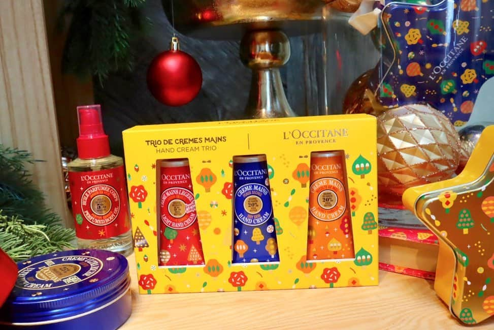 L'OCCITANE en Provenceさんのインスタグラム写真 - (L'OCCITANE en ProvenceInstagram)「＼発表会速報🎉／とびきりワクワク🎁 ホリデーシリーズが本日お披露目！今年の注目商品は？﻿ ﻿ アドベントカレンダーを始め、﻿ この季節だけの香りやパッケージが﻿ 続々と登場するホリデーシーズン🎄﻿ ﻿ 今年のテーマは…﻿ 「パパノエルの緑と香りあふれる世界」✨﻿ ﻿ パパノエルとは、フランスの子供達が﻿ 親しみを込めて呼ぶ、サンタさんの愛称🎅﻿ ﻿ 世界中を飛び回るパパノエルは﻿ 愛する自然がいつまでも残りますようにと﻿ 願いを込めて、お庭をつくることにしました。﻿ ﻿ それが、愛、やさしさ、希望の﻿ ３つがテーマの個性豊かなガーデンです。﻿ ﻿ ﻿ 💓フェスティブガーデン﻿ 純粋な愛の庭﻿ ﻿ 「乙女の香り」の香り花言葉を持つ﻿ イランイランを主役にしたラインナップ。﻿ 香りは限定の「スパークリングフローラル」✨﻿ ﻿ さわやかに香るマンダリンに﻿ 乙女のような甘い香りのイランイランや﻿ ネロリのピュアでなめらかな香り。﻿ ﻿ オードトワレを中心に、﻿ 昨年大好評のシャワーホイップや﻿ スノーシア ボディクリームも登場。﻿ ﻿ ﻿ 🧡シア﻿ やさしさの丘﻿ ﻿ ボディだけでなく心までをうるおし、ふれると﻿ やさしい香りにつつまれる「クラシックシア」は﻿ 乾燥が気になる季節のマストハブ。﻿ ﻿ 注目は新製品「プチクレンザー」、﻿ 植物由来のクレンジングでやさしい洗い上がり。﻿ ﻿ シャワーオイルやリッチボディクリーム﻿ など今年限定のパッケージで登場です✨﻿ ﻿ ﻿ 🍯ハニーハイブ﻿ 希望の野原﻿ ﻿ ラベンダーの花から取れるはちみつの﻿ ジューシーなシトラス、ほのかなバニラ、﻿ 甘酸っぱい香りのリラックスムードに包まれる﻿ 「ハニーラベンダー」が限定で発売！﻿ ﻿ とろけるような肌なじみ、﻿ 食べてしまいたくようなテクスチャー。﻿ ﻿ 遊び心あるアイテムで、﻿ ホリデーのボディケアをご機嫌に💕﻿ ﻿ ﻿ 🎁アドベントカレンダーは？﻿ ﻿ 毎年大人気のアドベントカレンダーは﻿ 開いて楽しむブック型で登場📕﻿ 24日間ひとつずつ扉を開くたび﻿ どんどん美しくなれますように💕﻿ 使い終わったあとはクリスマス気分を高める﻿ インテリアとしても活用できそうです！﻿ ﻿ ✨数量限定商品も！﻿ ﻿ そのほかにも﻿ ディヴァインハーモニーの﻿ ホリデー コフレや﻿ ディヴァイン・イモーテルシリーズの﻿ ホリデーキットが登場します。﻿ ﻿ 今回の発表会のホリデー商品は﻿ 10/1 (火)予約開始﻿ 10/23(水)発売開始﻿ です。﻿ ﻿ みなさんが誰かに贈りたい﻿ または自分へのご褒美として﻿ 気になる商品はどれですか？😊﻿ ﻿ ぜひコメントで教えてください✨﻿ ﻿ #ロクシタン #ホリデーシーズン #ホリデーコレクション #クリスマスコフレ #クリスマスコスメ #新商品 #新発売 #コフレ #クリスマスコフレ2019 #コスメマニア #発表会 #速報 #クリスマス #ギフト  #シア #モテコスメ #ご褒美コスメ  #香水  #ピンク #フレグランス #プレゼント #美容 #コスメ大好き #新作コスメ #限定コスメ #キレイになりたい #loccitane」8月8日 19時40分 - loccitane_jp