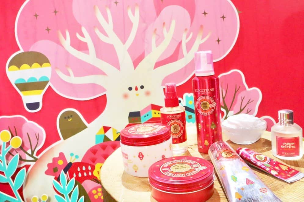 L'OCCITANE en Provenceさんのインスタグラム写真 - (L'OCCITANE en ProvenceInstagram)「＼発表会速報🎉／とびきりワクワク🎁 ホリデーシリーズが本日お披露目！今年の注目商品は？﻿ ﻿ アドベントカレンダーを始め、﻿ この季節だけの香りやパッケージが﻿ 続々と登場するホリデーシーズン🎄﻿ ﻿ 今年のテーマは…﻿ 「パパノエルの緑と香りあふれる世界」✨﻿ ﻿ パパノエルとは、フランスの子供達が﻿ 親しみを込めて呼ぶ、サンタさんの愛称🎅﻿ ﻿ 世界中を飛び回るパパノエルは﻿ 愛する自然がいつまでも残りますようにと﻿ 願いを込めて、お庭をつくることにしました。﻿ ﻿ それが、愛、やさしさ、希望の﻿ ３つがテーマの個性豊かなガーデンです。﻿ ﻿ ﻿ 💓フェスティブガーデン﻿ 純粋な愛の庭﻿ ﻿ 「乙女の香り」の香り花言葉を持つ﻿ イランイランを主役にしたラインナップ。﻿ 香りは限定の「スパークリングフローラル」✨﻿ ﻿ さわやかに香るマンダリンに﻿ 乙女のような甘い香りのイランイランや﻿ ネロリのピュアでなめらかな香り。﻿ ﻿ オードトワレを中心に、﻿ 昨年大好評のシャワーホイップや﻿ スノーシア ボディクリームも登場。﻿ ﻿ ﻿ 🧡シア﻿ やさしさの丘﻿ ﻿ ボディだけでなく心までをうるおし、ふれると﻿ やさしい香りにつつまれる「クラシックシア」は﻿ 乾燥が気になる季節のマストハブ。﻿ ﻿ 注目は新製品「プチクレンザー」、﻿ 植物由来のクレンジングでやさしい洗い上がり。﻿ ﻿ シャワーオイルやリッチボディクリーム﻿ など今年限定のパッケージで登場です✨﻿ ﻿ ﻿ 🍯ハニーハイブ﻿ 希望の野原﻿ ﻿ ラベンダーの花から取れるはちみつの﻿ ジューシーなシトラス、ほのかなバニラ、﻿ 甘酸っぱい香りのリラックスムードに包まれる﻿ 「ハニーラベンダー」が限定で発売！﻿ ﻿ とろけるような肌なじみ、﻿ 食べてしまいたくようなテクスチャー。﻿ ﻿ 遊び心あるアイテムで、﻿ ホリデーのボディケアをご機嫌に💕﻿ ﻿ ﻿ 🎁アドベントカレンダーは？﻿ ﻿ 毎年大人気のアドベントカレンダーは﻿ 開いて楽しむブック型で登場📕﻿ 24日間ひとつずつ扉を開くたび﻿ どんどん美しくなれますように💕﻿ 使い終わったあとはクリスマス気分を高める﻿ インテリアとしても活用できそうです！﻿ ﻿ ✨数量限定商品も！﻿ ﻿ そのほかにも﻿ ディヴァインハーモニーの﻿ ホリデー コフレや﻿ ディヴァイン・イモーテルシリーズの﻿ ホリデーキットが登場します。﻿ ﻿ 今回の発表会のホリデー商品は﻿ 10/1 (火)予約開始﻿ 10/23(水)発売開始﻿ です。﻿ ﻿ みなさんが誰かに贈りたい﻿ または自分へのご褒美として﻿ 気になる商品はどれですか？😊﻿ ﻿ ぜひコメントで教えてください✨﻿ ﻿ #ロクシタン #ホリデーシーズン #ホリデーコレクション #クリスマスコフレ #クリスマスコスメ #新商品 #新発売 #コフレ #クリスマスコフレ2019 #コスメマニア #発表会 #速報 #クリスマス #ギフト  #シア #モテコスメ #ご褒美コスメ  #香水  #ピンク #フレグランス #プレゼント #美容 #コスメ大好き #新作コスメ #限定コスメ #キレイになりたい #loccitane」8月8日 19時40分 - loccitane_jp