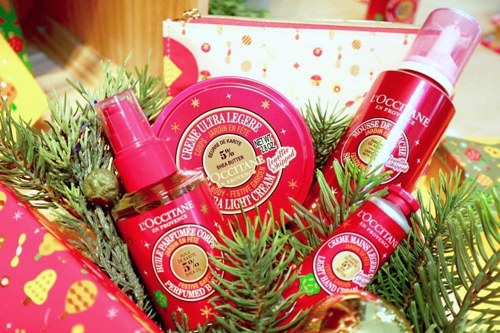 L'OCCITANE en Provenceさんのインスタグラム写真 - (L'OCCITANE en ProvenceInstagram)「＼発表会速報🎉／とびきりワクワク🎁 ホリデーシリーズが本日お披露目！今年の注目商品は？﻿ ﻿ アドベントカレンダーを始め、﻿ この季節だけの香りやパッケージが﻿ 続々と登場するホリデーシーズン🎄﻿ ﻿ 今年のテーマは…﻿ 「パパノエルの緑と香りあふれる世界」✨﻿ ﻿ パパノエルとは、フランスの子供達が﻿ 親しみを込めて呼ぶ、サンタさんの愛称🎅﻿ ﻿ 世界中を飛び回るパパノエルは﻿ 愛する自然がいつまでも残りますようにと﻿ 願いを込めて、お庭をつくることにしました。﻿ ﻿ それが、愛、やさしさ、希望の﻿ ３つがテーマの個性豊かなガーデンです。﻿ ﻿ ﻿ 💓フェスティブガーデン﻿ 純粋な愛の庭﻿ ﻿ 「乙女の香り」の香り花言葉を持つ﻿ イランイランを主役にしたラインナップ。﻿ 香りは限定の「スパークリングフローラル」✨﻿ ﻿ さわやかに香るマンダリンに﻿ 乙女のような甘い香りのイランイランや﻿ ネロリのピュアでなめらかな香り。﻿ ﻿ オードトワレを中心に、﻿ 昨年大好評のシャワーホイップや﻿ スノーシア ボディクリームも登場。﻿ ﻿ ﻿ 🧡シア﻿ やさしさの丘﻿ ﻿ ボディだけでなく心までをうるおし、ふれると﻿ やさしい香りにつつまれる「クラシックシア」は﻿ 乾燥が気になる季節のマストハブ。﻿ ﻿ 注目は新製品「プチクレンザー」、﻿ 植物由来のクレンジングでやさしい洗い上がり。﻿ ﻿ シャワーオイルやリッチボディクリーム﻿ など今年限定のパッケージで登場です✨﻿ ﻿ ﻿ 🍯ハニーハイブ﻿ 希望の野原﻿ ﻿ ラベンダーの花から取れるはちみつの﻿ ジューシーなシトラス、ほのかなバニラ、﻿ 甘酸っぱい香りのリラックスムードに包まれる﻿ 「ハニーラベンダー」が限定で発売！﻿ ﻿ とろけるような肌なじみ、﻿ 食べてしまいたくようなテクスチャー。﻿ ﻿ 遊び心あるアイテムで、﻿ ホリデーのボディケアをご機嫌に💕﻿ ﻿ ﻿ 🎁アドベントカレンダーは？﻿ ﻿ 毎年大人気のアドベントカレンダーは﻿ 開いて楽しむブック型で登場📕﻿ 24日間ひとつずつ扉を開くたび﻿ どんどん美しくなれますように💕﻿ 使い終わったあとはクリスマス気分を高める﻿ インテリアとしても活用できそうです！﻿ ﻿ ✨数量限定商品も！﻿ ﻿ そのほかにも﻿ ディヴァインハーモニーの﻿ ホリデー コフレや﻿ ディヴァイン・イモーテルシリーズの﻿ ホリデーキットが登場します。﻿ ﻿ 今回の発表会のホリデー商品は﻿ 10/1 (火)予約開始﻿ 10/23(水)発売開始﻿ です。﻿ ﻿ みなさんが誰かに贈りたい﻿ または自分へのご褒美として﻿ 気になる商品はどれですか？😊﻿ ﻿ ぜひコメントで教えてください✨﻿ ﻿ #ロクシタン #ホリデーシーズン #ホリデーコレクション #クリスマスコフレ #クリスマスコスメ #新商品 #新発売 #コフレ #クリスマスコフレ2019 #コスメマニア #発表会 #速報 #クリスマス #ギフト  #シア #モテコスメ #ご褒美コスメ  #香水  #ピンク #フレグランス #プレゼント #美容 #コスメ大好き #新作コスメ #限定コスメ #キレイになりたい #loccitane」8月8日 19時40分 - loccitane_jp