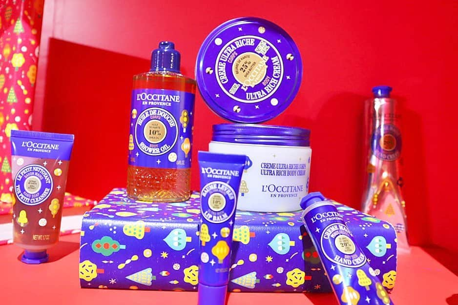 L'OCCITANE en Provenceさんのインスタグラム写真 - (L'OCCITANE en ProvenceInstagram)「＼発表会速報🎉／とびきりワクワク🎁 ホリデーシリーズが本日お披露目！今年の注目商品は？﻿ ﻿ アドベントカレンダーを始め、﻿ この季節だけの香りやパッケージが﻿ 続々と登場するホリデーシーズン🎄﻿ ﻿ 今年のテーマは…﻿ 「パパノエルの緑と香りあふれる世界」✨﻿ ﻿ パパノエルとは、フランスの子供達が﻿ 親しみを込めて呼ぶ、サンタさんの愛称🎅﻿ ﻿ 世界中を飛び回るパパノエルは﻿ 愛する自然がいつまでも残りますようにと﻿ 願いを込めて、お庭をつくることにしました。﻿ ﻿ それが、愛、やさしさ、希望の﻿ ３つがテーマの個性豊かなガーデンです。﻿ ﻿ ﻿ 💓フェスティブガーデン﻿ 純粋な愛の庭﻿ ﻿ 「乙女の香り」の香り花言葉を持つ﻿ イランイランを主役にしたラインナップ。﻿ 香りは限定の「スパークリングフローラル」✨﻿ ﻿ さわやかに香るマンダリンに﻿ 乙女のような甘い香りのイランイランや﻿ ネロリのピュアでなめらかな香り。﻿ ﻿ オードトワレを中心に、﻿ 昨年大好評のシャワーホイップや﻿ スノーシア ボディクリームも登場。﻿ ﻿ ﻿ 🧡シア﻿ やさしさの丘﻿ ﻿ ボディだけでなく心までをうるおし、ふれると﻿ やさしい香りにつつまれる「クラシックシア」は﻿ 乾燥が気になる季節のマストハブ。﻿ ﻿ 注目は新製品「プチクレンザー」、﻿ 植物由来のクレンジングでやさしい洗い上がり。﻿ ﻿ シャワーオイルやリッチボディクリーム﻿ など今年限定のパッケージで登場です✨﻿ ﻿ ﻿ 🍯ハニーハイブ﻿ 希望の野原﻿ ﻿ ラベンダーの花から取れるはちみつの﻿ ジューシーなシトラス、ほのかなバニラ、﻿ 甘酸っぱい香りのリラックスムードに包まれる﻿ 「ハニーラベンダー」が限定で発売！﻿ ﻿ とろけるような肌なじみ、﻿ 食べてしまいたくようなテクスチャー。﻿ ﻿ 遊び心あるアイテムで、﻿ ホリデーのボディケアをご機嫌に💕﻿ ﻿ ﻿ 🎁アドベントカレンダーは？﻿ ﻿ 毎年大人気のアドベントカレンダーは﻿ 開いて楽しむブック型で登場📕﻿ 24日間ひとつずつ扉を開くたび﻿ どんどん美しくなれますように💕﻿ 使い終わったあとはクリスマス気分を高める﻿ インテリアとしても活用できそうです！﻿ ﻿ ✨数量限定商品も！﻿ ﻿ そのほかにも﻿ ディヴァインハーモニーの﻿ ホリデー コフレや﻿ ディヴァイン・イモーテルシリーズの﻿ ホリデーキットが登場します。﻿ ﻿ 今回の発表会のホリデー商品は﻿ 10/1 (火)予約開始﻿ 10/23(水)発売開始﻿ です。﻿ ﻿ みなさんが誰かに贈りたい﻿ または自分へのご褒美として﻿ 気になる商品はどれですか？😊﻿ ﻿ ぜひコメントで教えてください✨﻿ ﻿ #ロクシタン #ホリデーシーズン #ホリデーコレクション #クリスマスコフレ #クリスマスコスメ #新商品 #新発売 #コフレ #クリスマスコフレ2019 #コスメマニア #発表会 #速報 #クリスマス #ギフト  #シア #モテコスメ #ご褒美コスメ  #香水  #ピンク #フレグランス #プレゼント #美容 #コスメ大好き #新作コスメ #限定コスメ #キレイになりたい #loccitane」8月8日 19時40分 - loccitane_jp