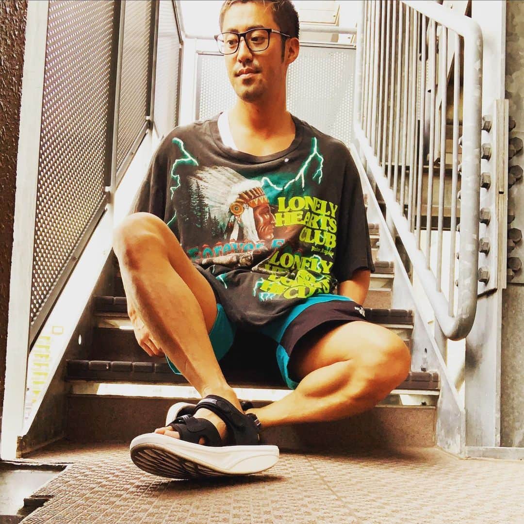 小林 ディスカスさんのインスタグラム写真 - (小林 ディスカスInstagram)「最近、黒を選びがちだけど、 そこはターコイズで外す！！っ子テンションの僕です👱🏾‍♂️ オーバーサイズの緩Tの下は、 タンクトップ合わせだす💪🏾 暑いけど、テンション落とさず、 頑張るマンっ👱🏾‍♂️🔥🔥🔥🥵 #tokyo #japan #fashion #ファッション #mode #street #ストリート #palmangels #lonelyheartsclub #northface #beams #dhim #ダブスタ #インナーのタンクトップはUNIQLO #東京」8月8日 19時48分 - discus_kobayashi