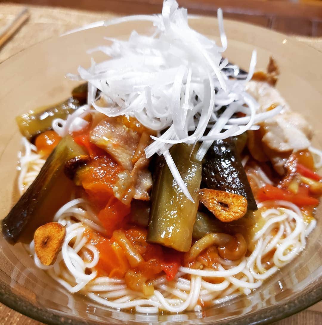 東朋宏さんのインスタグラム写真 - (東朋宏Instagram)「今日の料理は｢豚肉と夏野菜のそうめん‼️｣ なすとトマトとなめことニンニクとネギと、そうめんにしては贅沢に具を使ったね～(笑)  ゴマ油でニンニク炒めるとこから作ったからとても香りが良くて食が進む‼️ うん、久々の料理にしては大成功だね‼️ #薬酒インスタ対決 #男の料理 #簡単レシピ #tastyjapan #おうちごはん #ディナー #そうめん #そうめんアレンジ #豚バラ #なす #トマト #なめこ #にんにく #ネギ #子供に人気 #トマトが形なくなっちゃった」8月8日 20時00分 - tomohiro_azuma