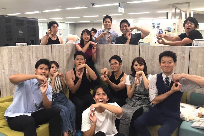 フジテレビアナウンサーのインスタグラム：「こんばんは！安宅です！！ 今日は8月8日！フジテレビの日！ アナウンス室の皆さんと8ポーズ！！ 一応2枚目は、漢字の"八"のつもりです。笑  #フジテレビ #アナウンサー #フジテレビアナウンサー #8月8日 #フジテレビの日 #総勢13名 #藤井アナはどこを向いているのでしょう？」