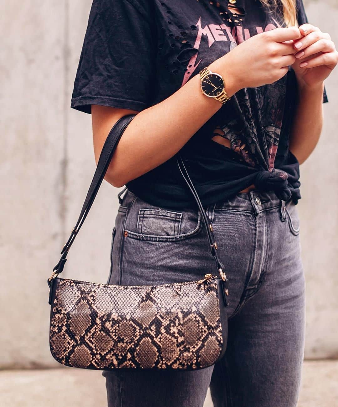 アクセサライズのインスタグラム：「As the baguette bag re-emerges on fashion’s radar, our Sasha bag is the chicest way to channel the look. 📸 @bibi_bagnall 🔍 7901179700 Tap the link in the bio to shop now.  #Accessorize #Accessorizer」